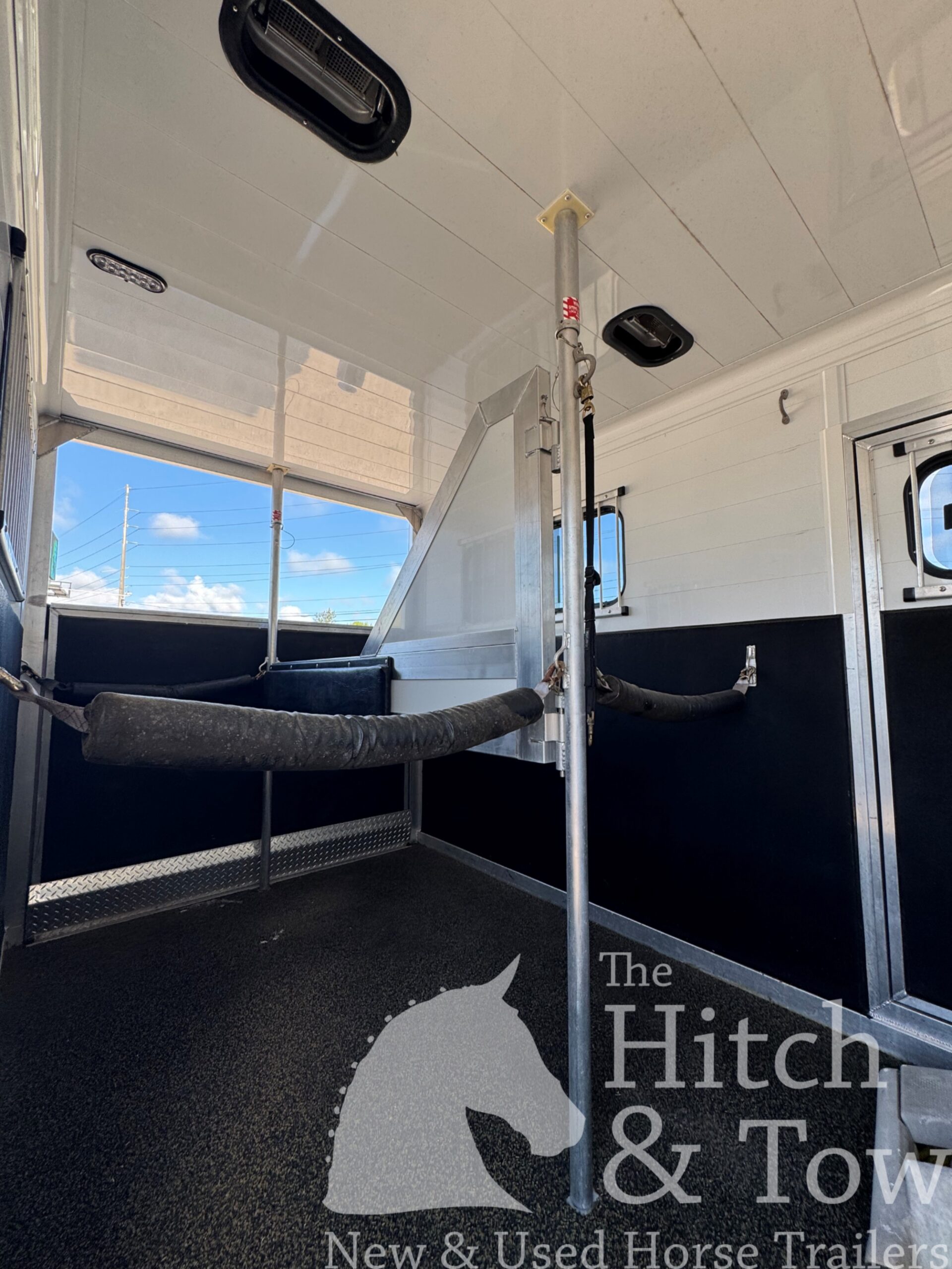 2007 JAMCO 2 HORSE STRAIGHT LOAD GOOSENECK WITH 9′ LQ! $37,500