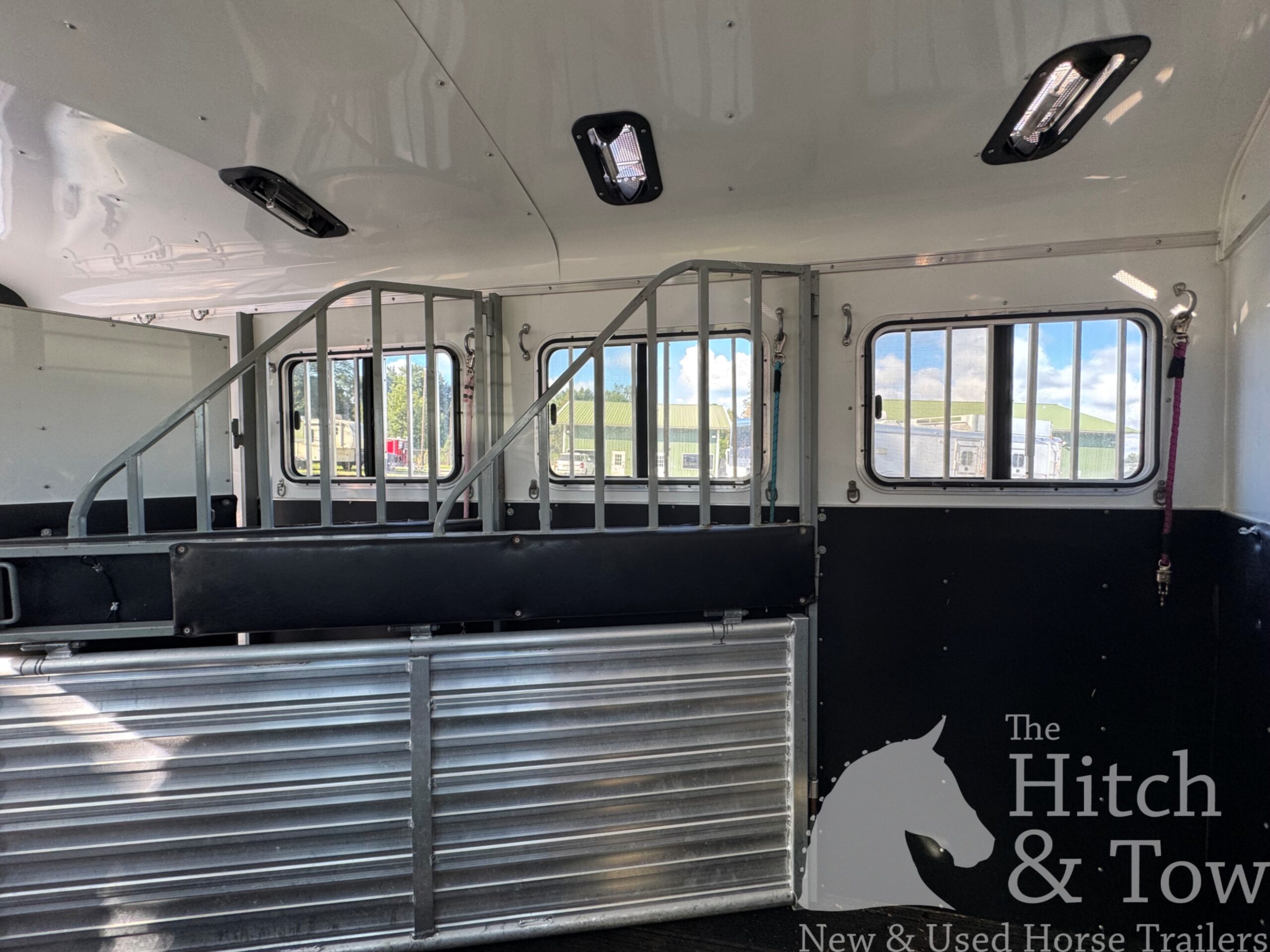 2011 HOMESTEADER 3 HORSE SLANT BUMPER PULL W/ DRESSING ROOM $12,900