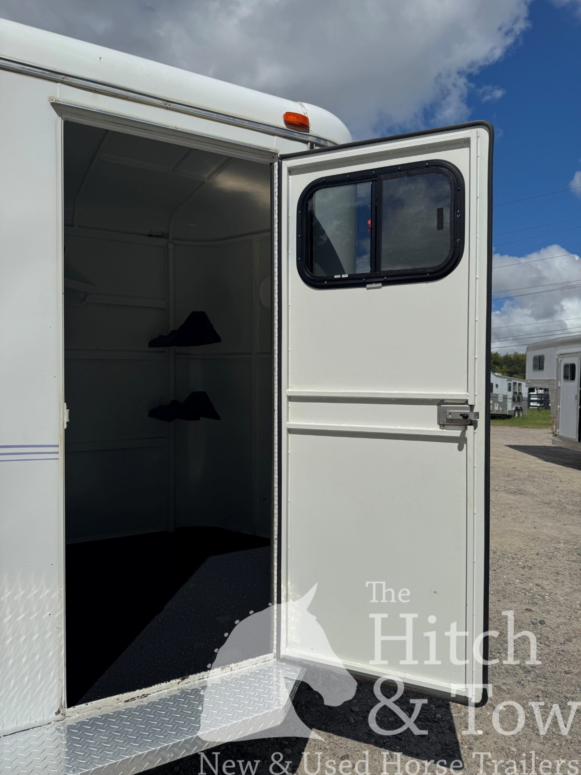 2015 BEE 2 HORSE STRAIGHT LOAD BUMPER PULL STOCK COMBO TRAILER $7,500