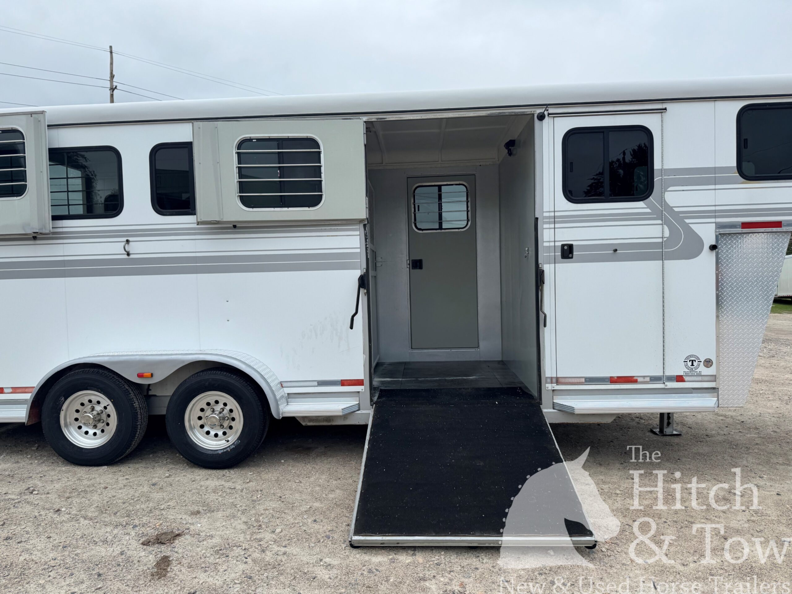 2007 HAWK 2 HORSE GOOSENECK TRAILER W/ SIDE RAMP AND DRESSING ROOM! $14,900
