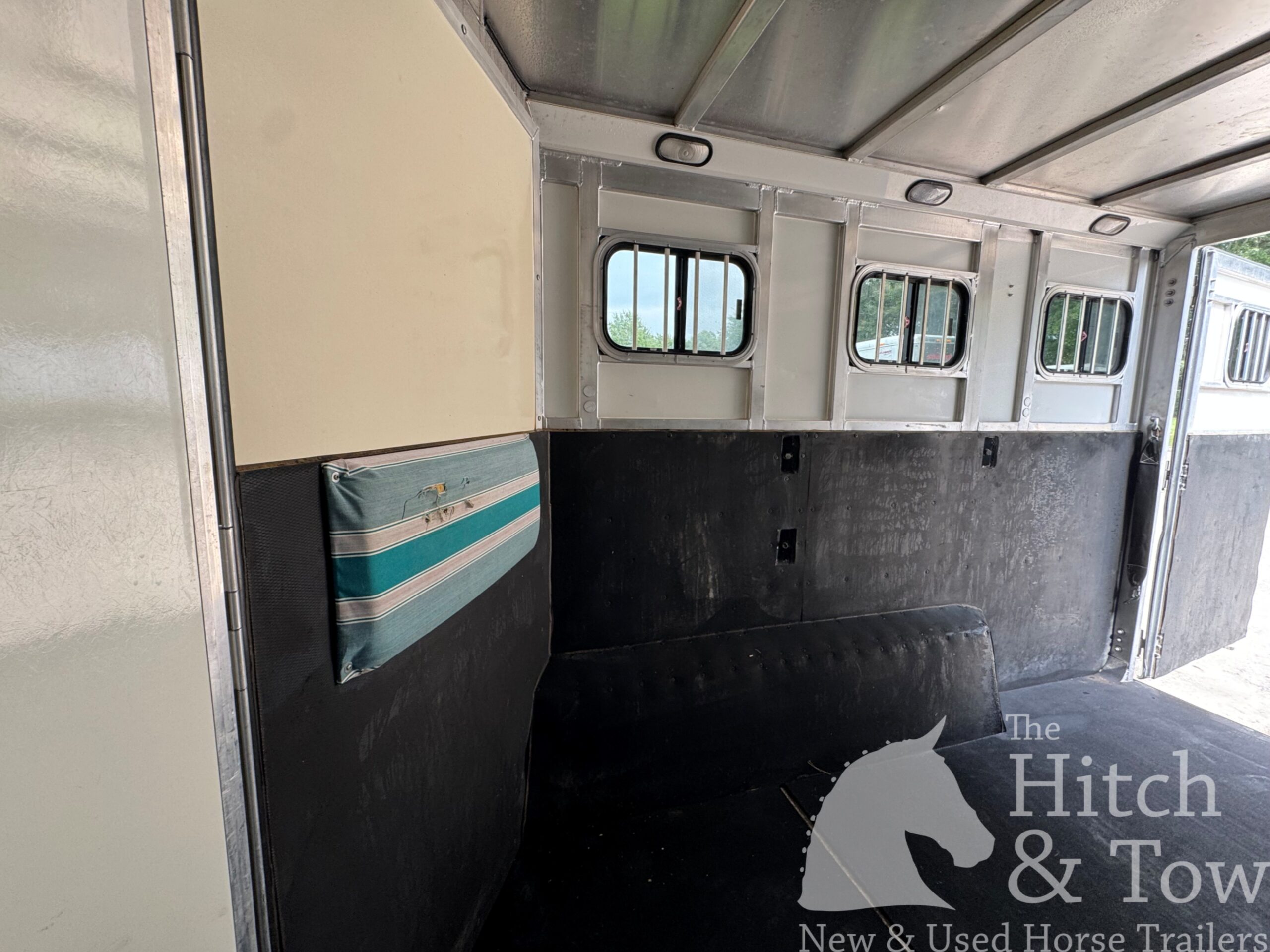 2006 SILVERLITE 3 HORSE GOOSENECK WITH 10′ LIVING QUARTERS $30,000