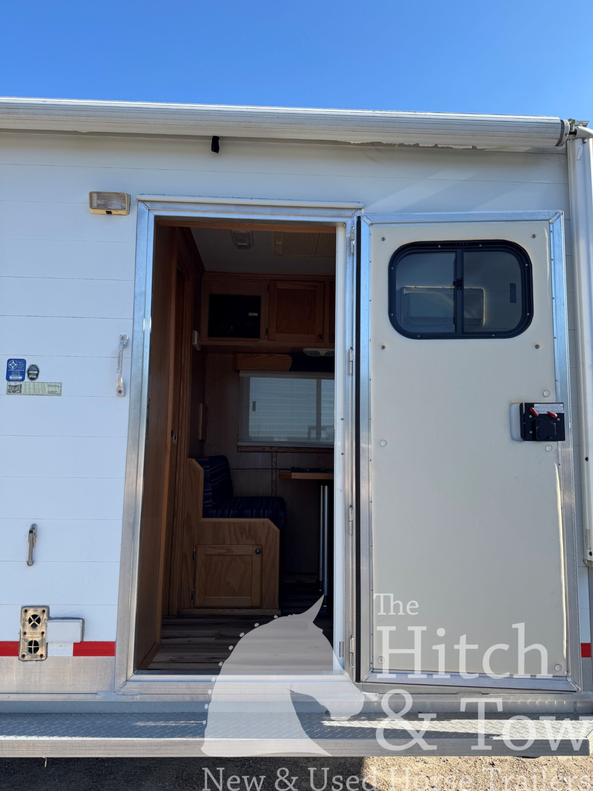 2007 JAMCO 2 HORSE STRAIGHT LOAD GOOSENECK WITH 9′ LQ! $37,500