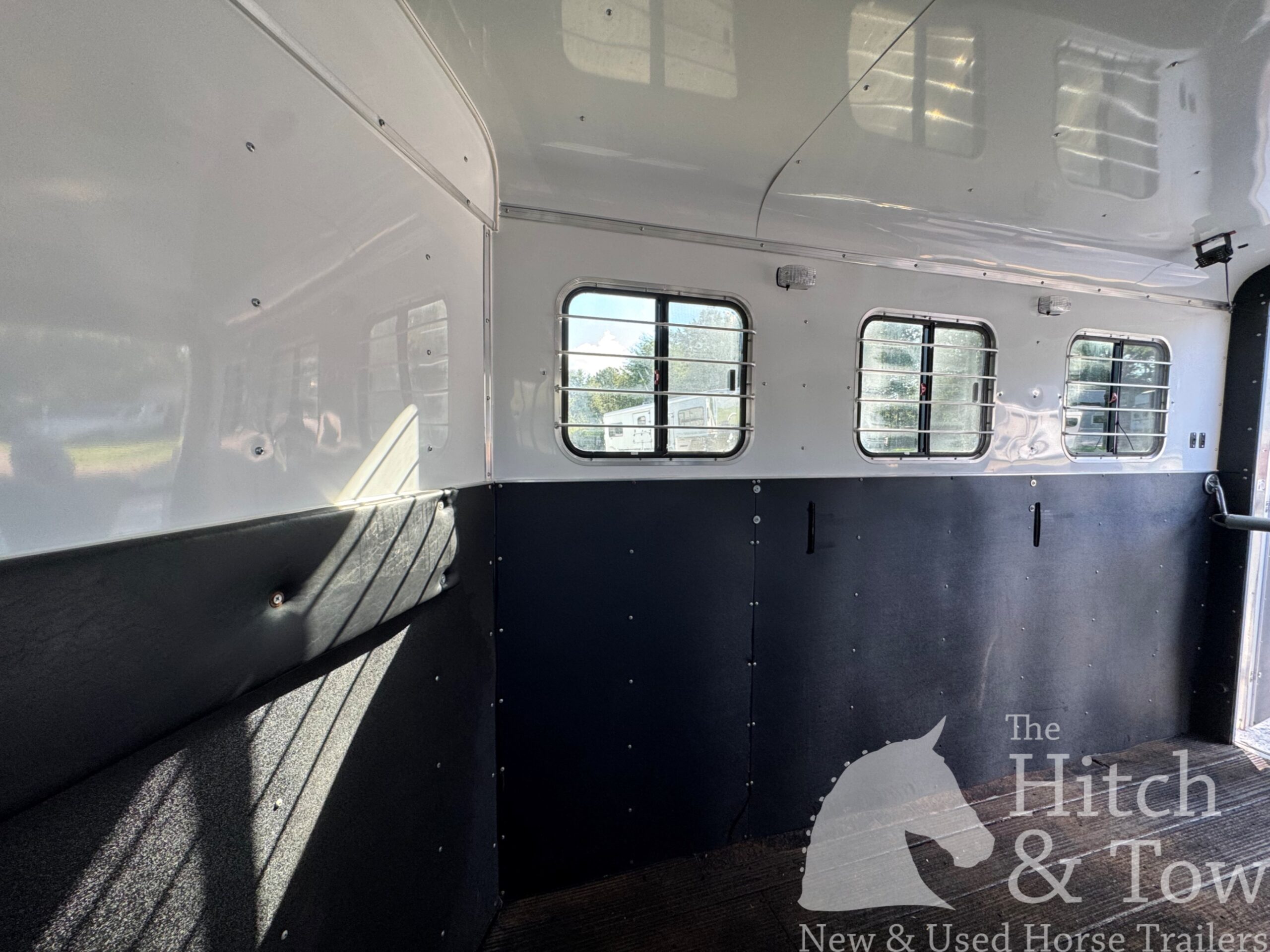 2011 HOMESTEADER 3 HORSE SLANT BUMPER PULL W/ DRESSING ROOM $12,900