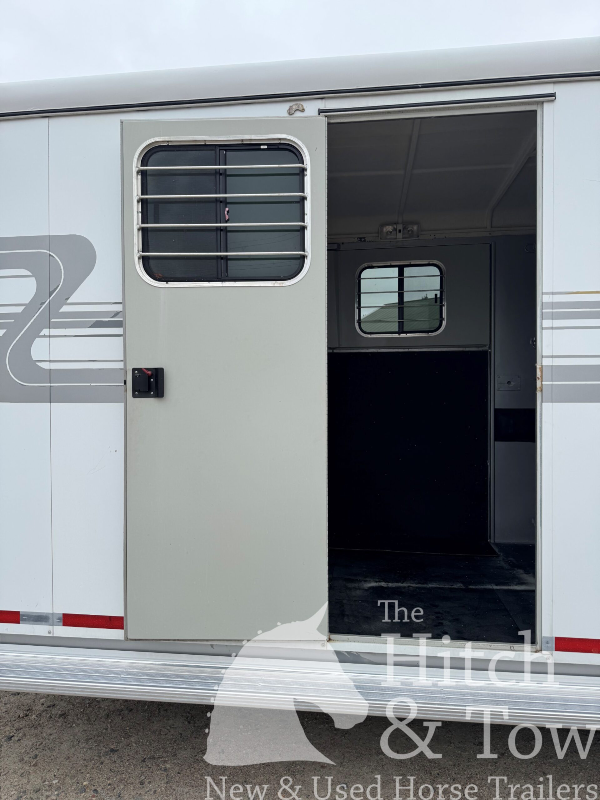 2007 HAWK 2 HORSE GOOSENECK TRAILER W/ SIDE RAMP AND DRESSING ROOM! $14,900