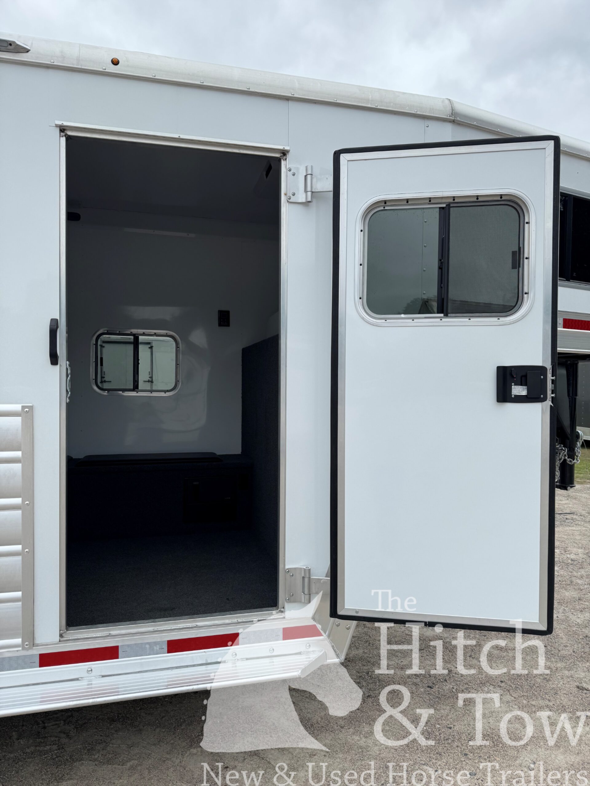 2026 KIEFERBILT LIGHTLY USED 3 HORSE W/ WEEKENDER! $43,500