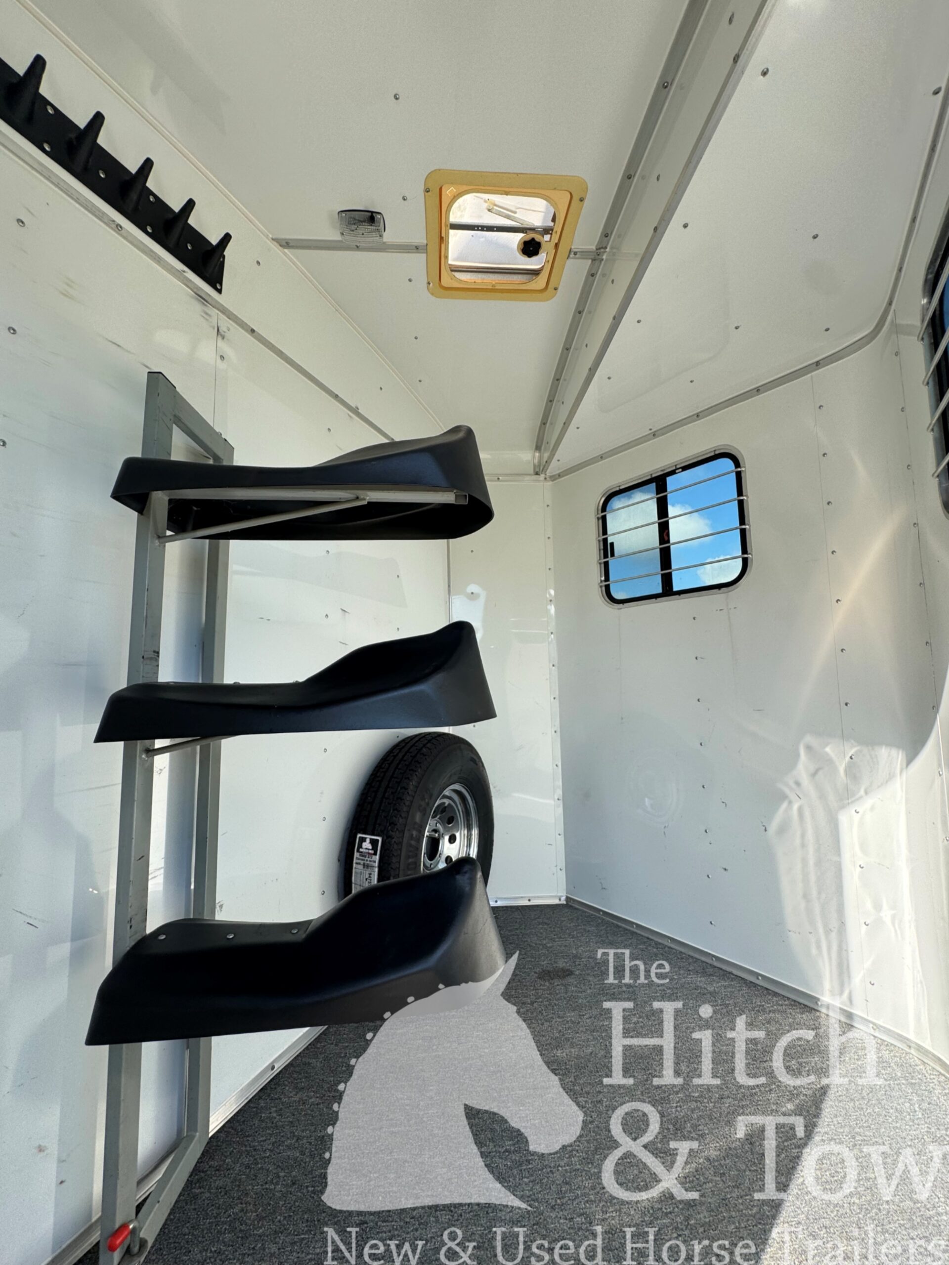 2011 HOMESTEADER 3 HORSE SLANT BUMPER PULL W/ DRESSING ROOM $12,900