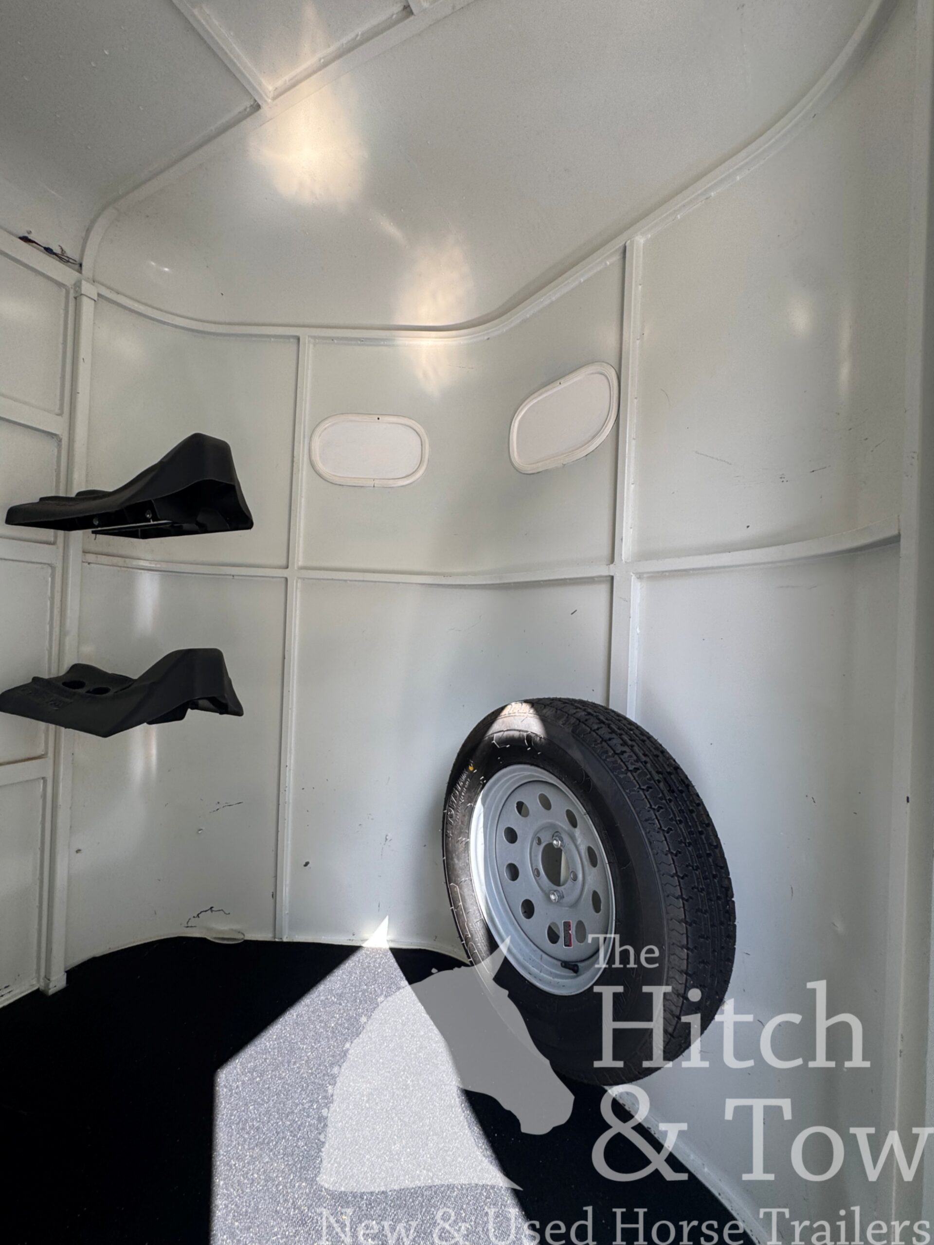 2015 BEE 2 HORSE STRAIGHT LOAD BUMPER PULL STOCK COMBO TRAILER $7,500