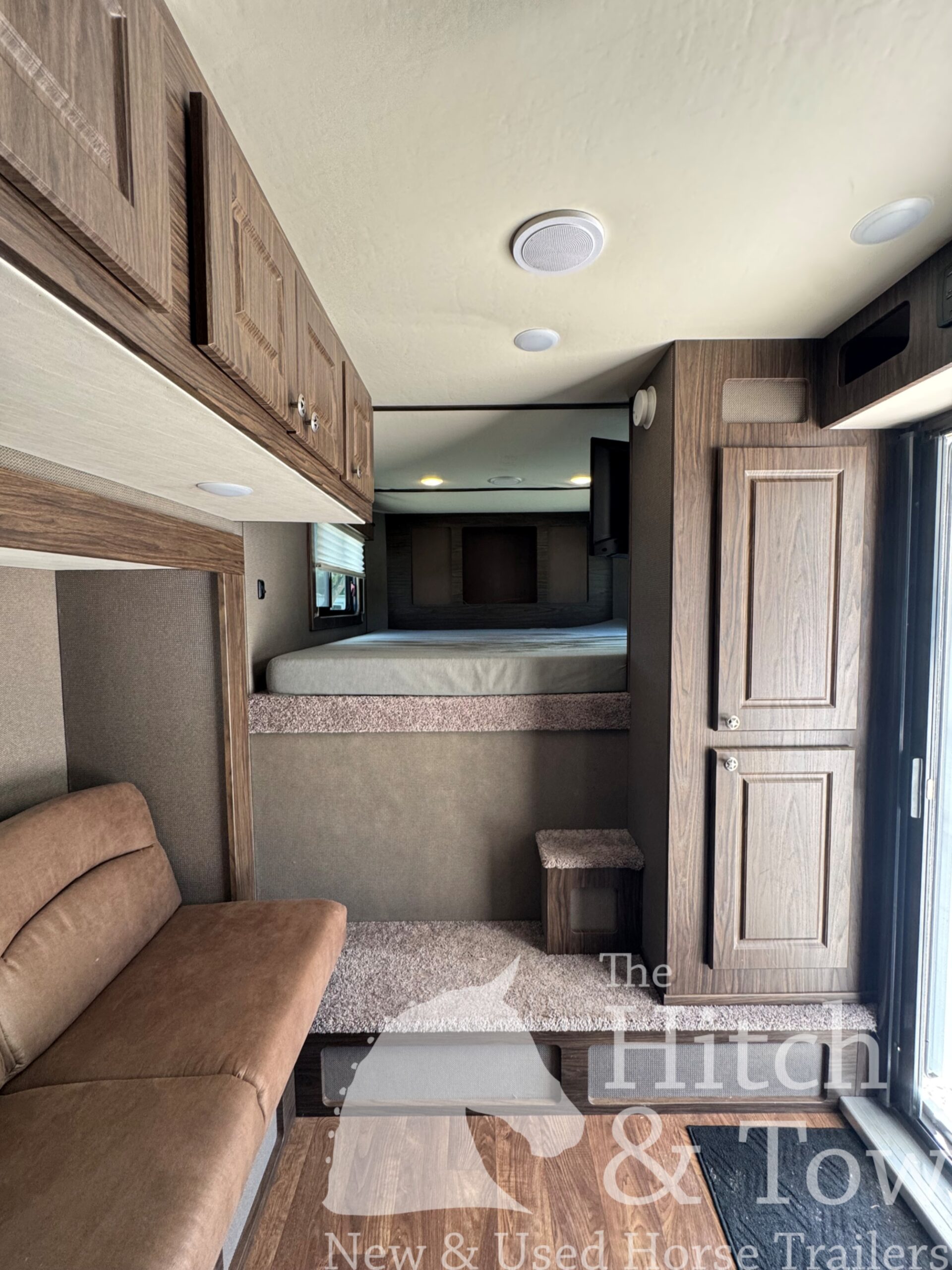 2022 SHADOW 3 HORSE SLANT LOAD LIVING QUARTERS TRAILER W/ UPGRADES & SLIDE OUT! $54,000