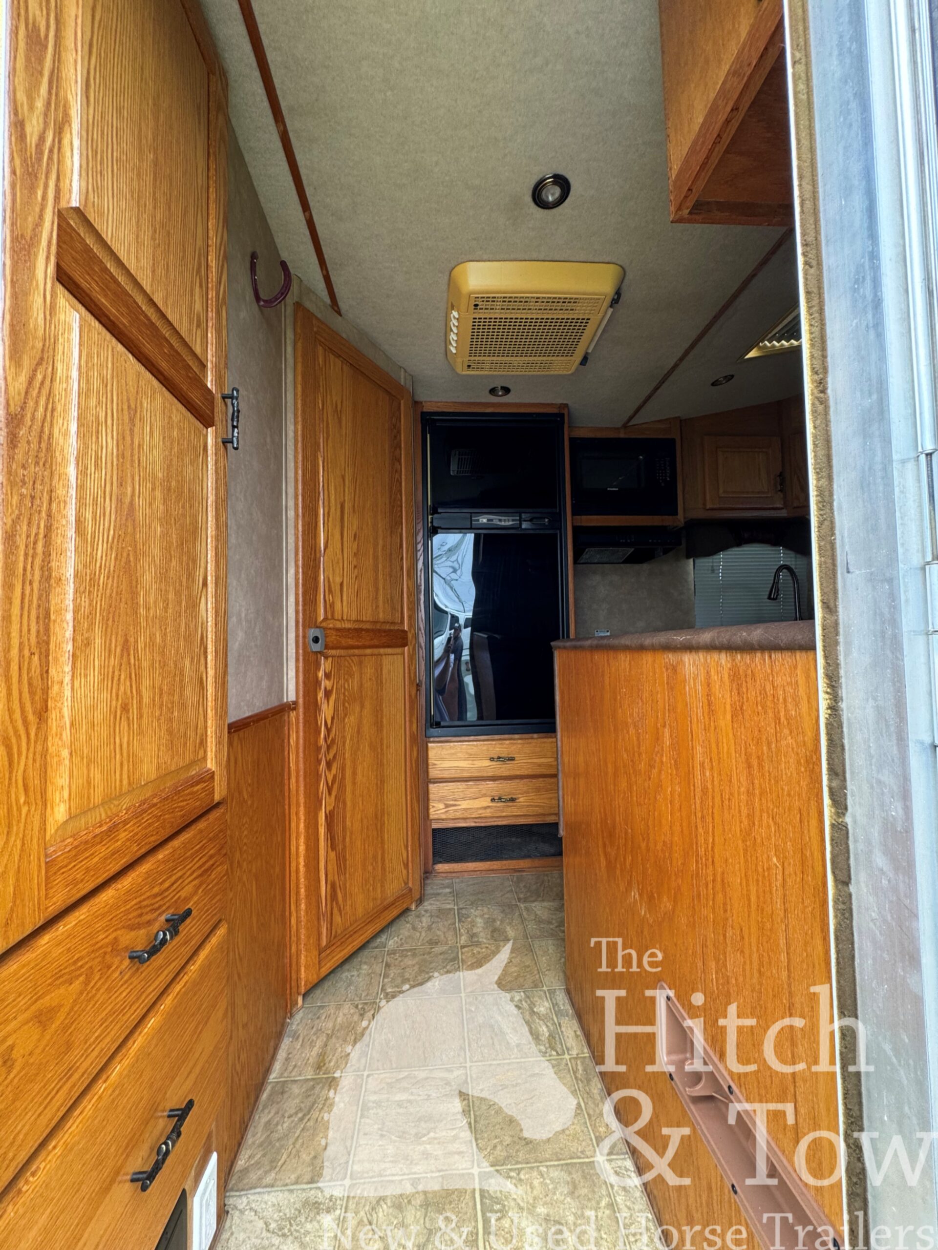 2006 SILVERLITE 3 HORSE GOOSENECK WITH 10′ LIVING QUARTERS $30,000