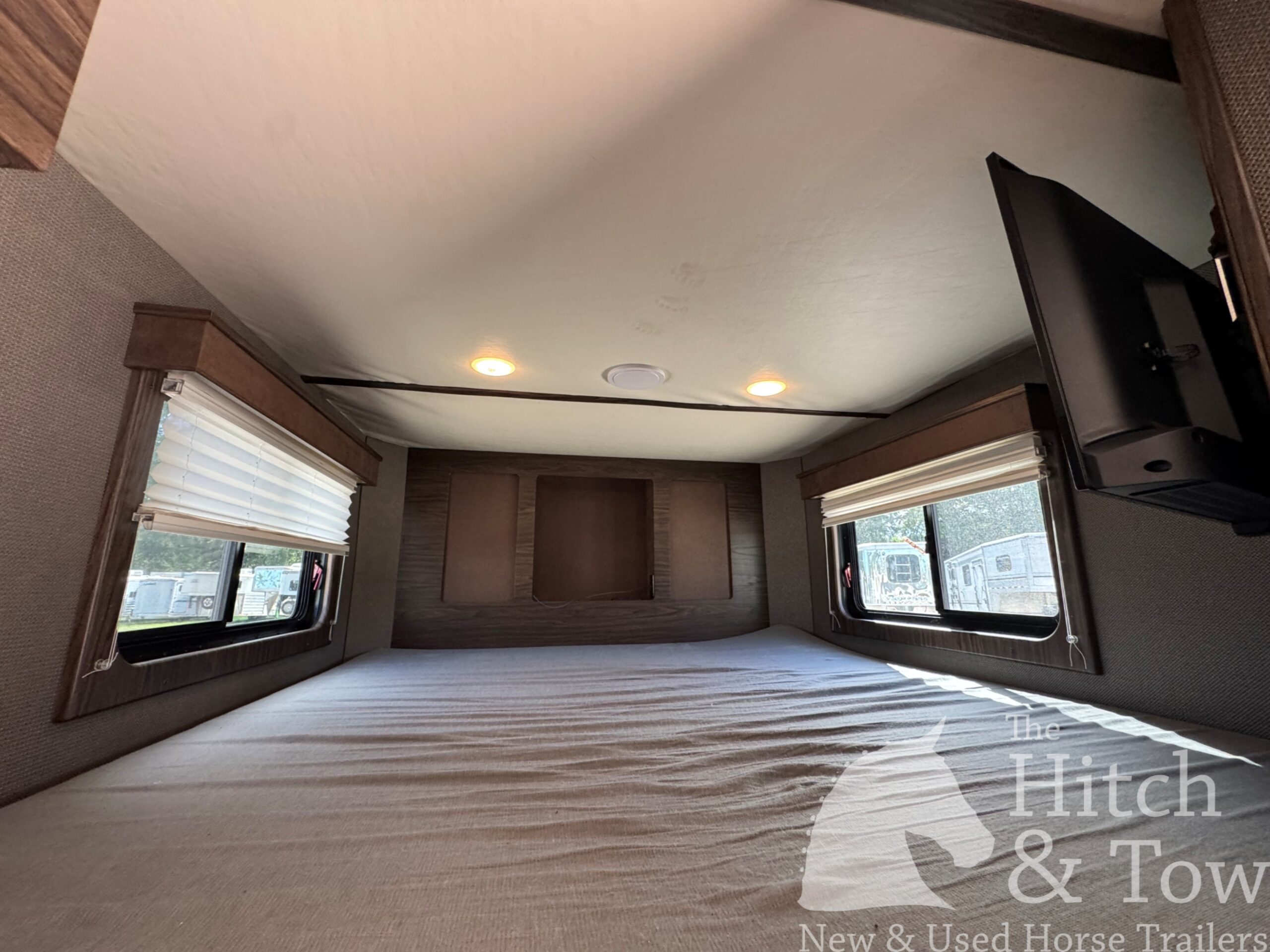 2022 SHADOW 3 HORSE SLANT LOAD LIVING QUARTERS TRAILER W/ UPGRADES & SLIDE OUT! $54,000