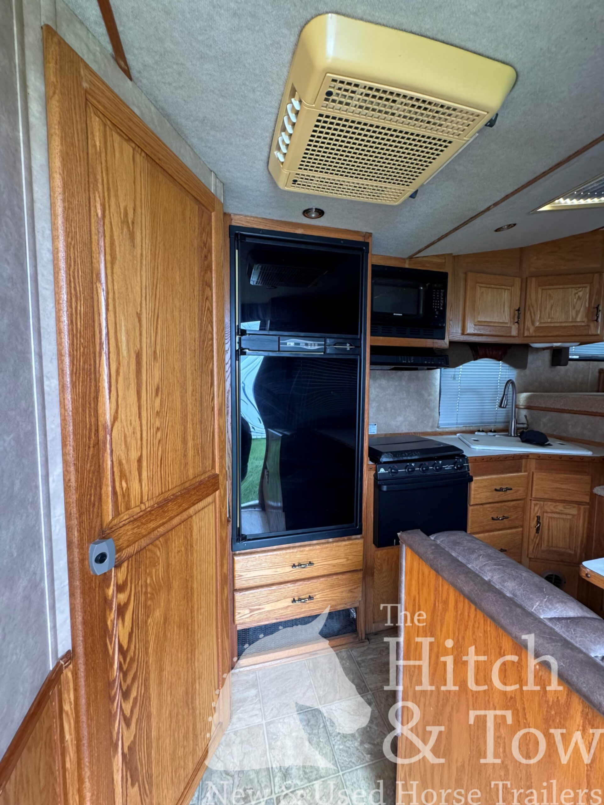 2006 SILVERLITE 3 HORSE GOOSENECK WITH 10′ LIVING QUARTERS $30,000
