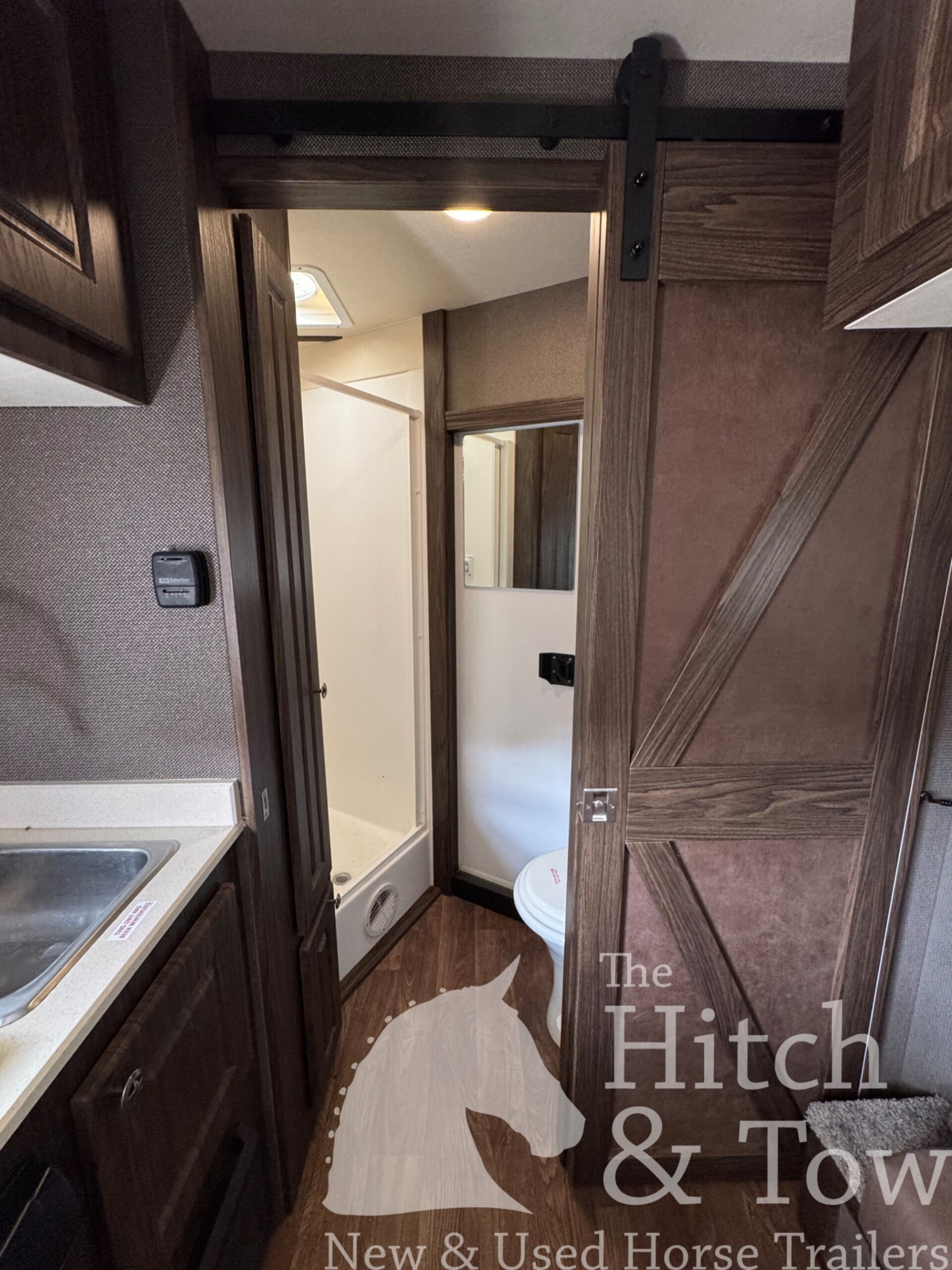 2022 SHADOW 3 HORSE SLANT LOAD LIVING QUARTERS TRAILER W/ UPGRADES & SLIDE OUT! $54,000