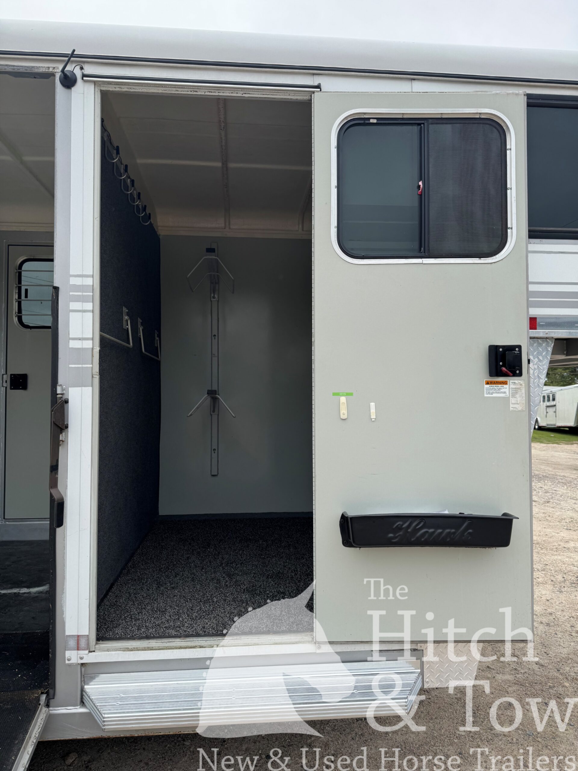 2007 HAWK 2 HORSE GOOSENECK TRAILER W/ SIDE RAMP AND DRESSING ROOM! $14,900