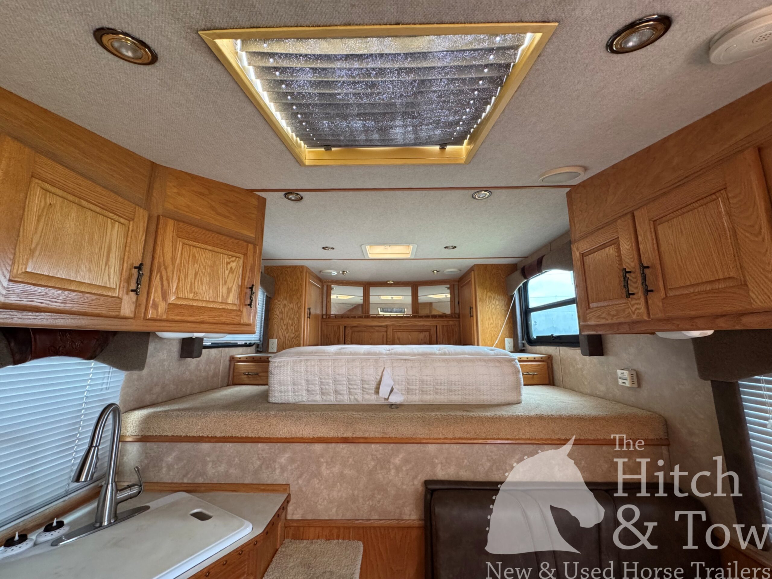2006 SILVERLITE 3 HORSE GOOSENECK WITH 10′ LIVING QUARTERS $30,000