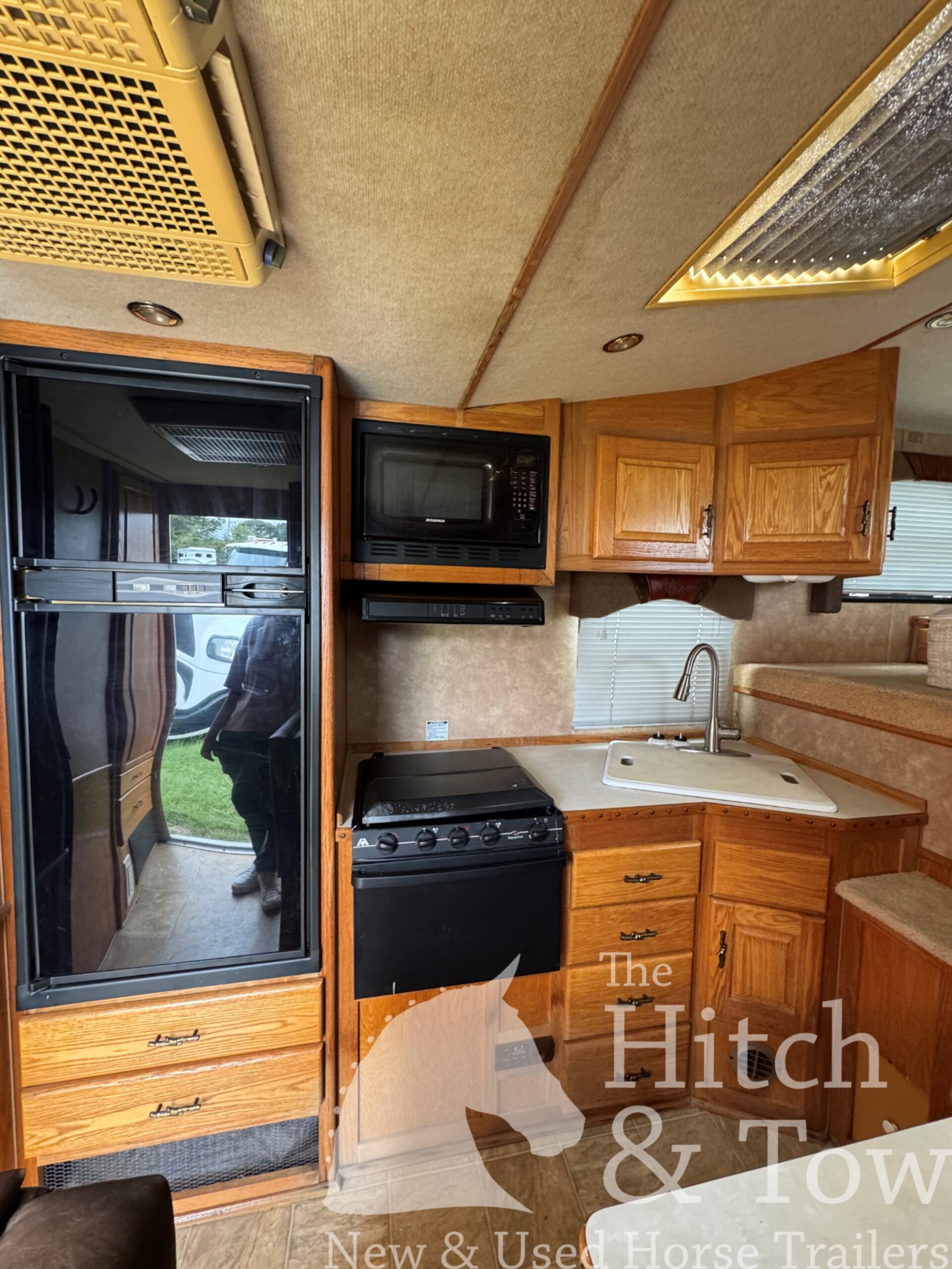 2006 SILVERLITE 3 HORSE GOOSENECK WITH 10′ LIVING QUARTERS $30,000