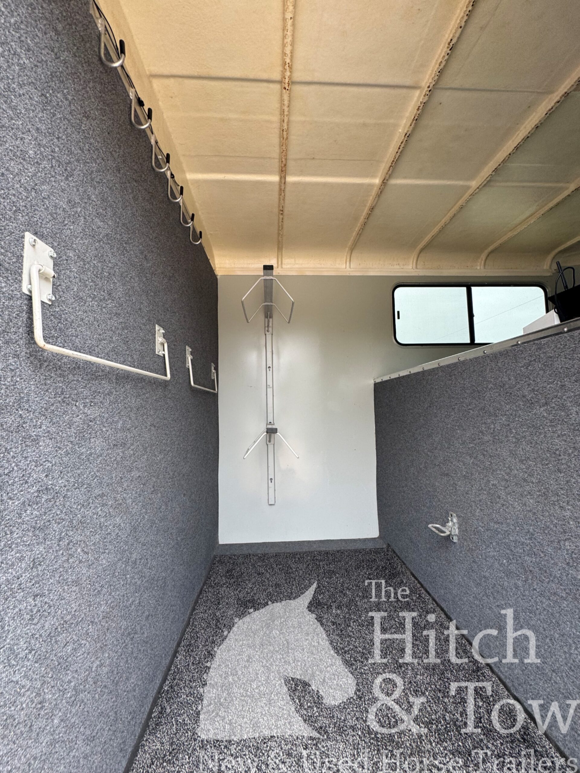 2007 HAWK 2 HORSE GOOSENECK TRAILER W/ SIDE RAMP AND DRESSING ROOM! $14,900