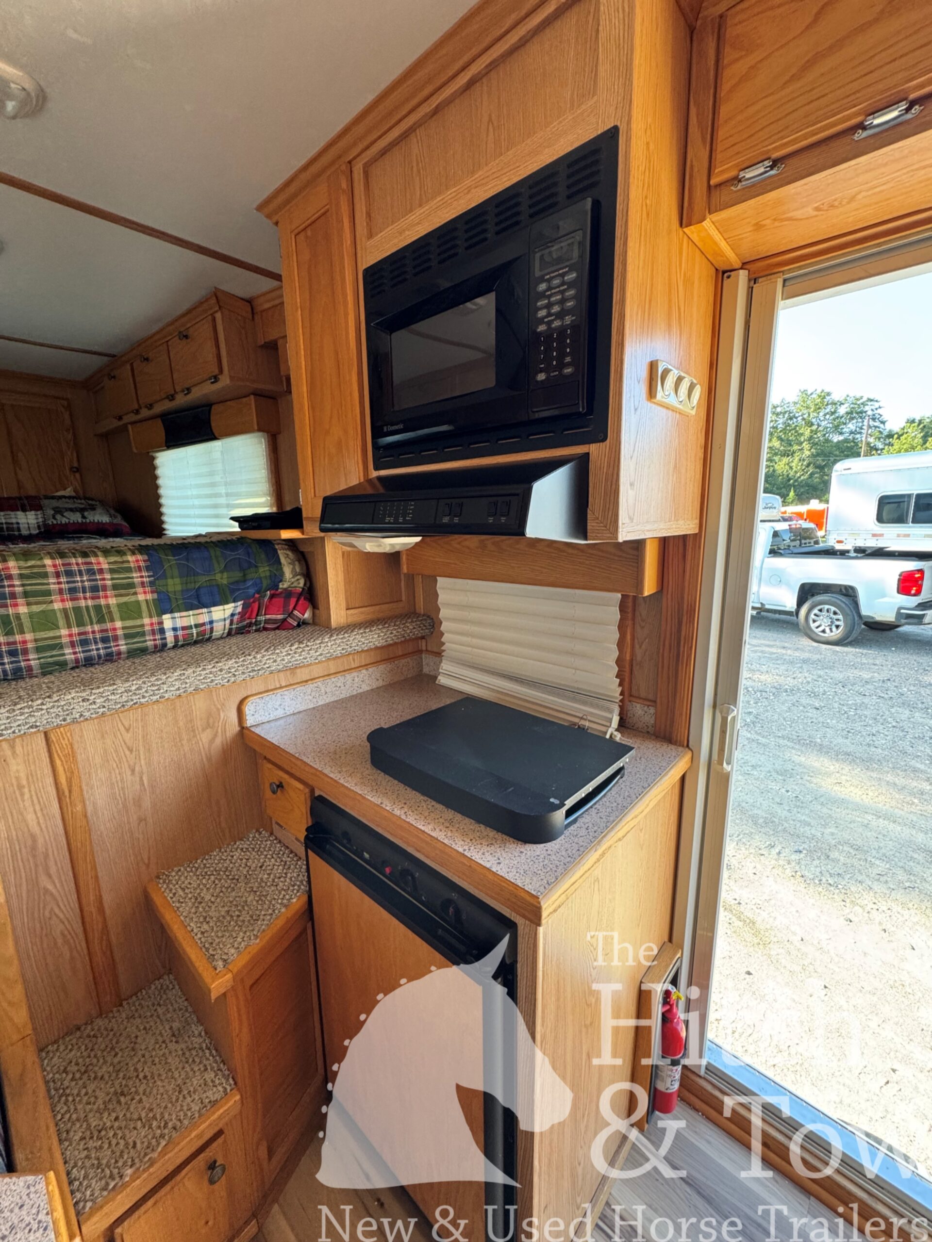 2007 JAMCO 2 HORSE STRAIGHT LOAD GOOSENECK WITH 9′ LQ! $37,500