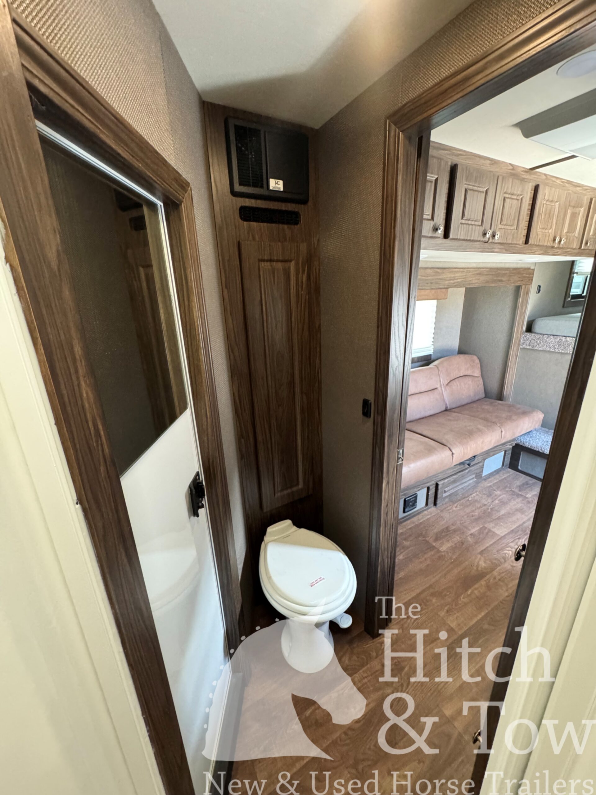 2022 SHADOW 3 HORSE SLANT LOAD LIVING QUARTERS TRAILER W/ UPGRADES & SLIDE OUT! $54,000