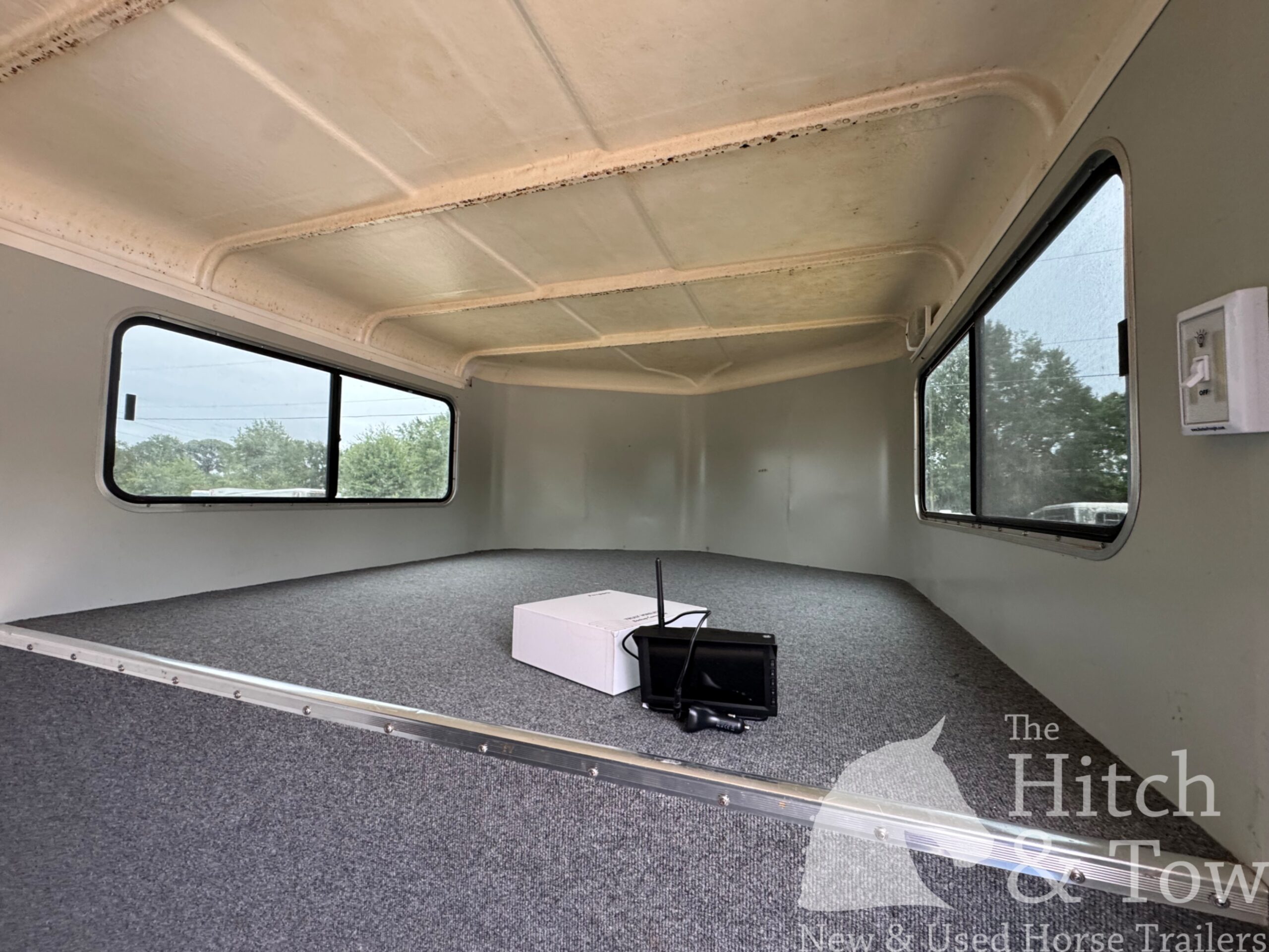 2007 HAWK 2 HORSE GOOSENECK TRAILER W/ SIDE RAMP AND DRESSING ROOM! $14,900