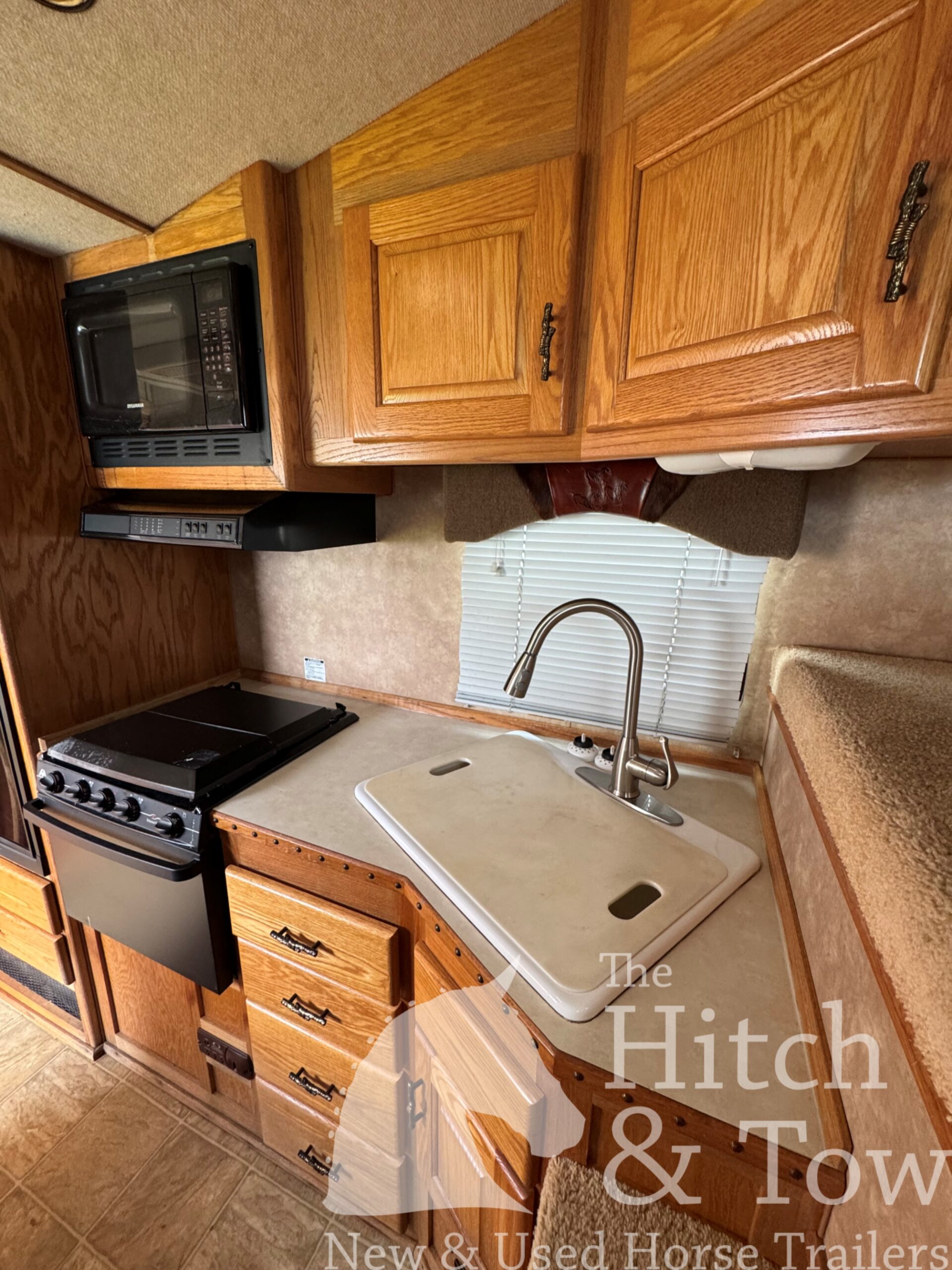 2006 SILVERLITE 3 HORSE GOOSENECK WITH 10′ LIVING QUARTERS $30,000