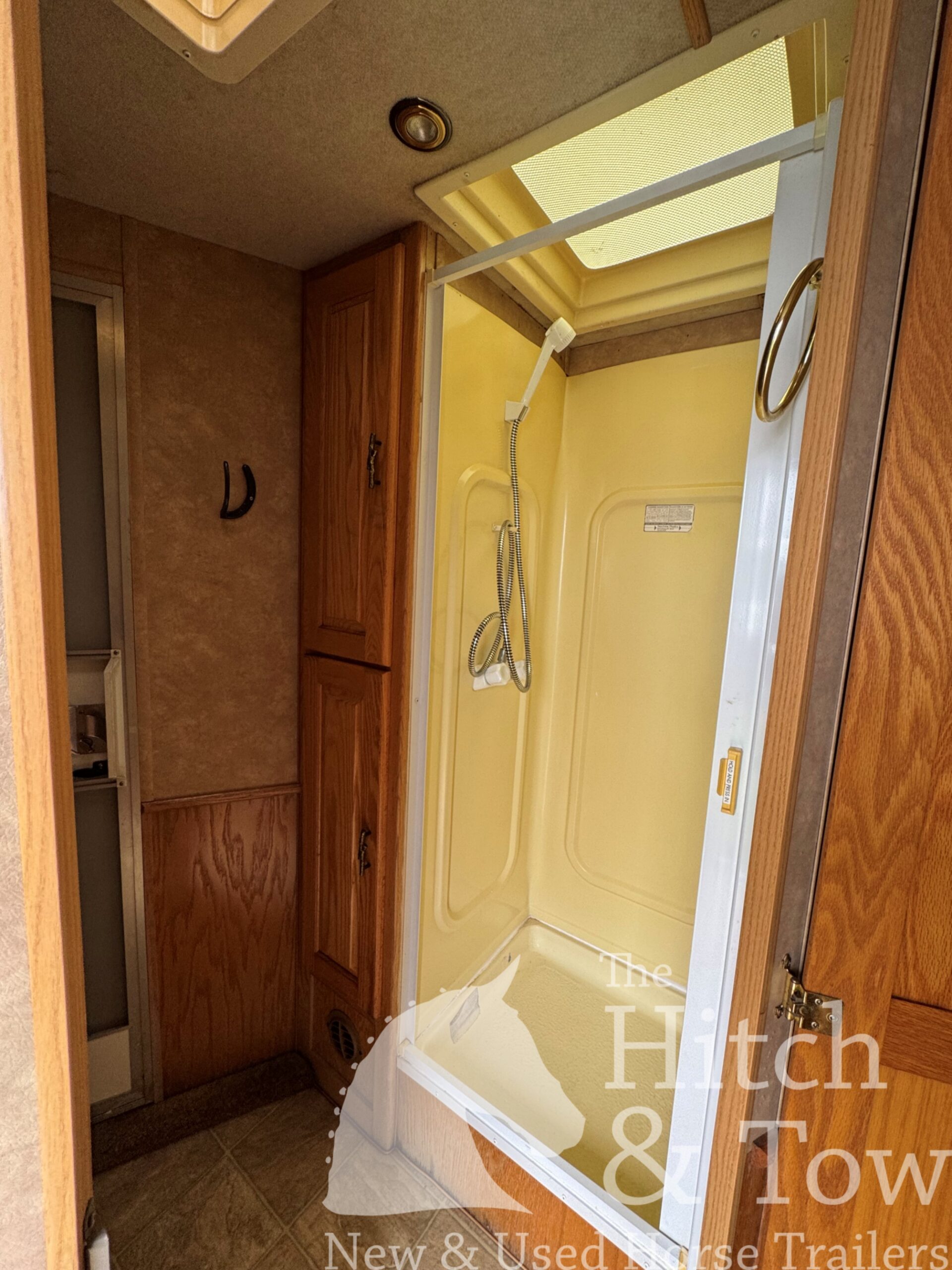 2006 SILVERLITE 3 HORSE GOOSENECK WITH 10′ LIVING QUARTERS $30,000