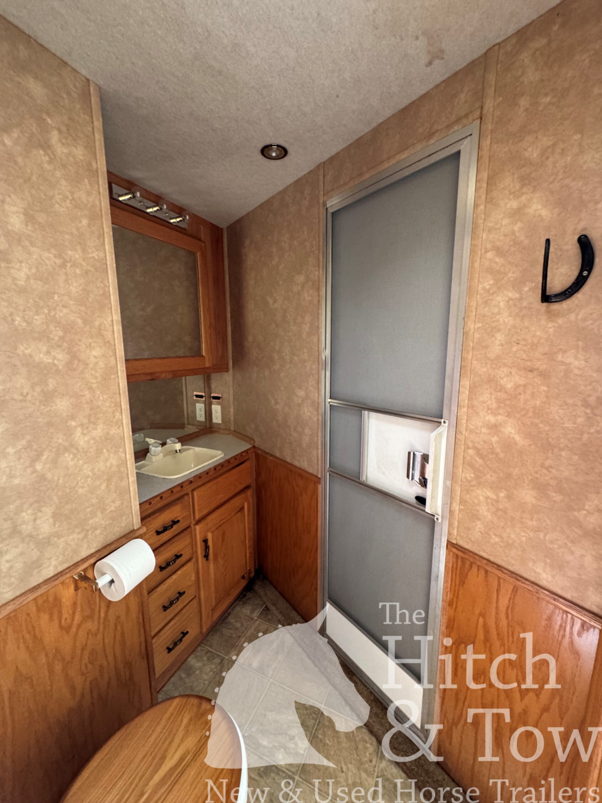 2006 SILVERLITE 3 HORSE GOOSENECK WITH 10′ LIVING QUARTERS $30,000