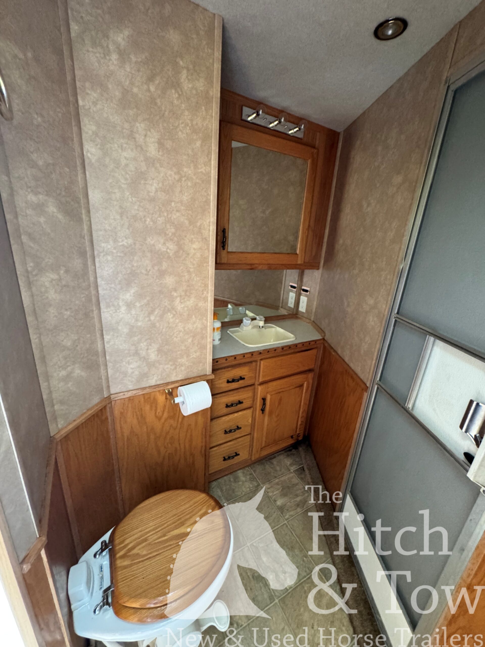 2006 SILVERLITE 3 HORSE GOOSENECK WITH 10′ LIVING QUARTERS $30,000
