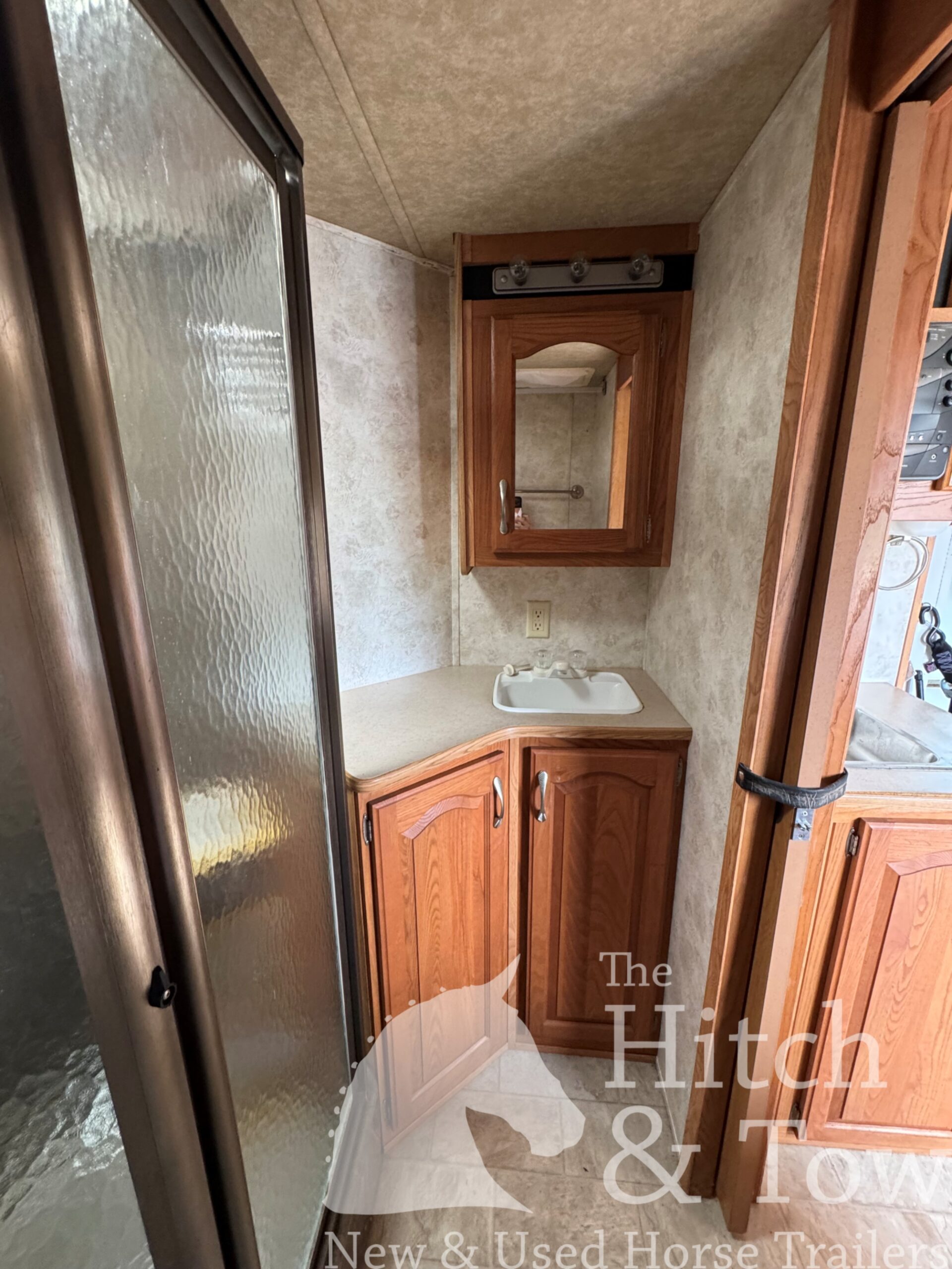 2008 LAKOTA 2 HORSE BUMPER PULL WITH 7′ LIVING QUARTERS $29,900