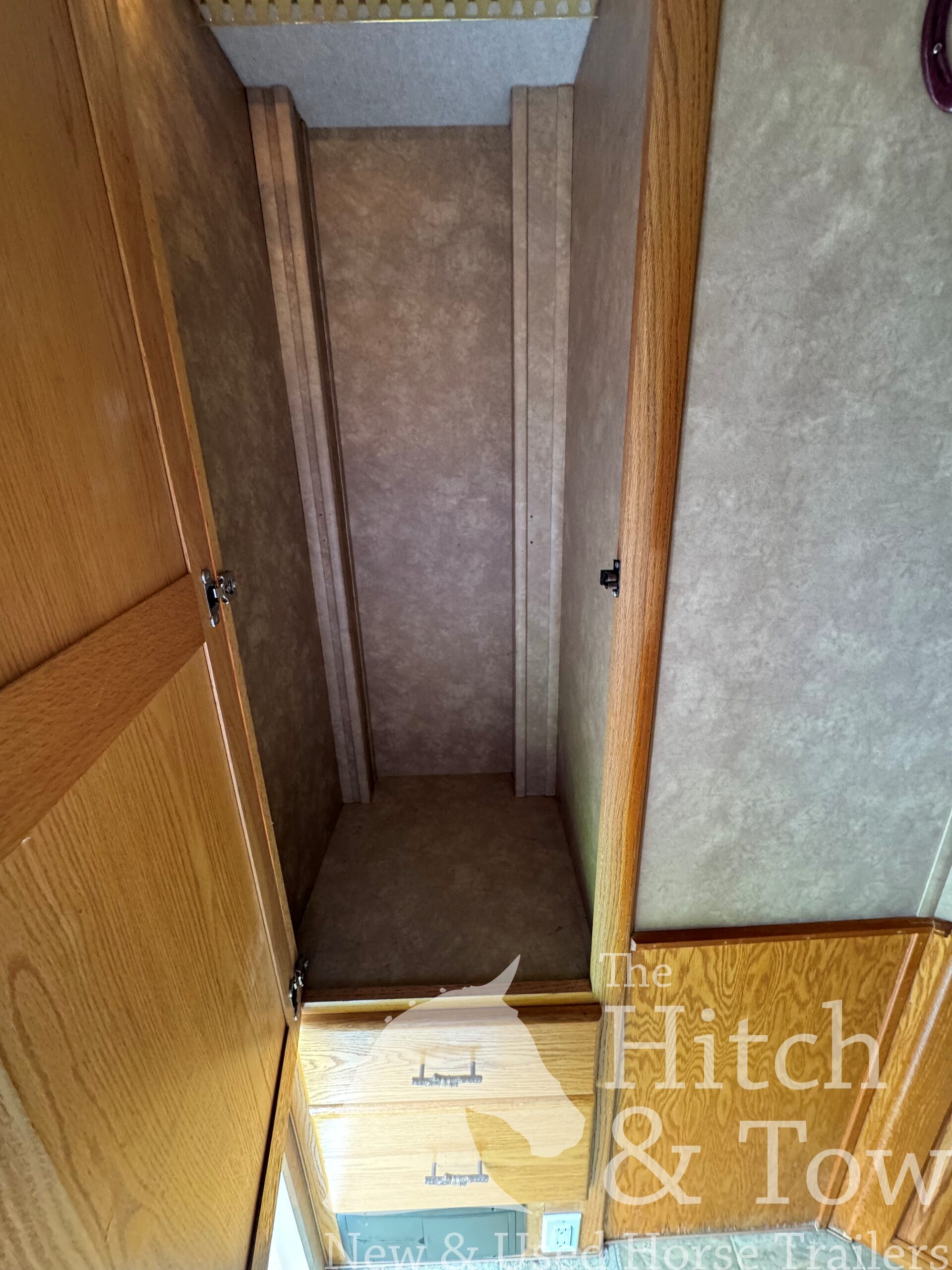 2006 SILVERLITE 3 HORSE GOOSENECK WITH 10′ LIVING QUARTERS $30,000