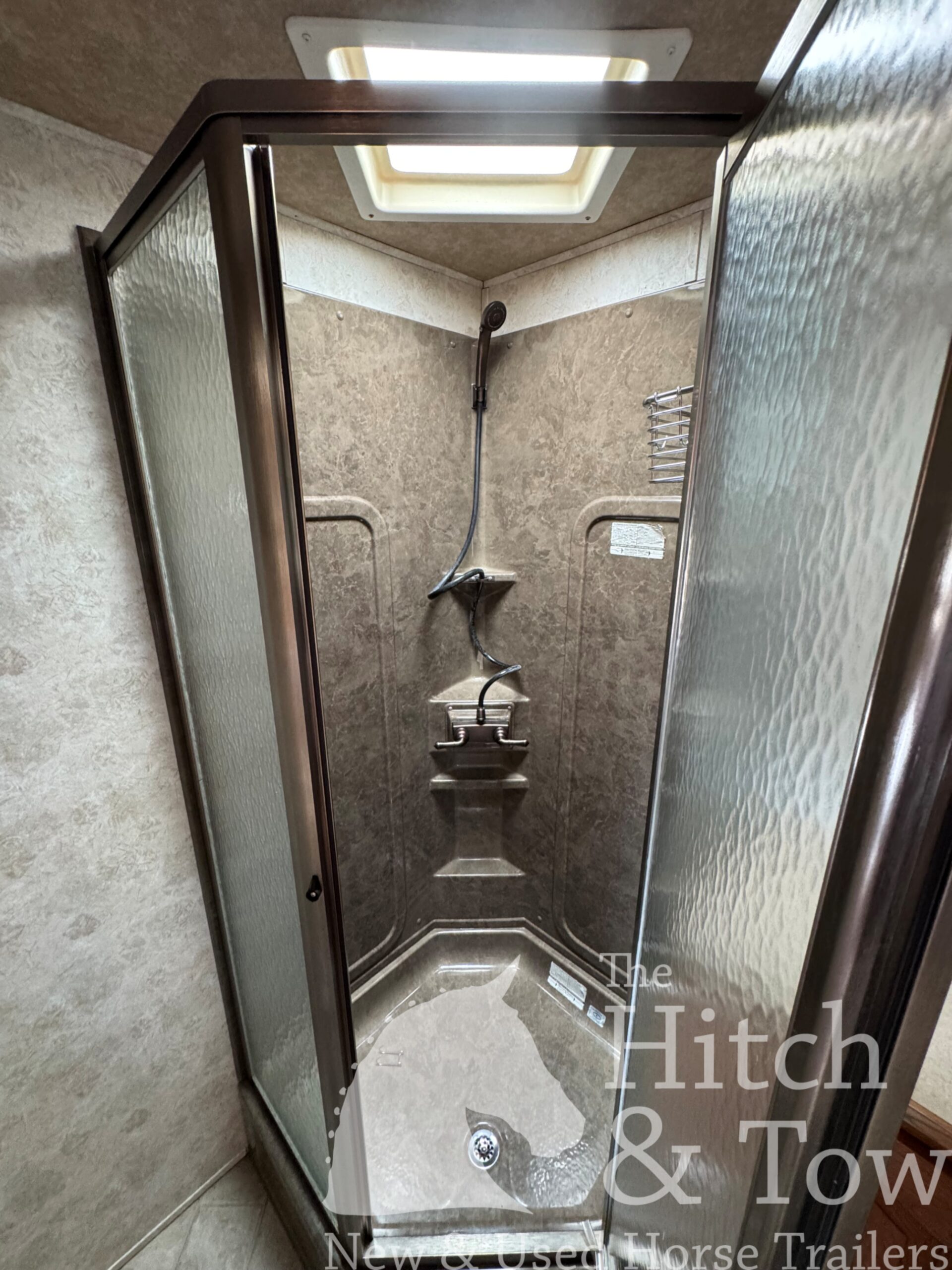 2008 LAKOTA 2 HORSE BUMPER PULL WITH 7′ LIVING QUARTERS $29,900