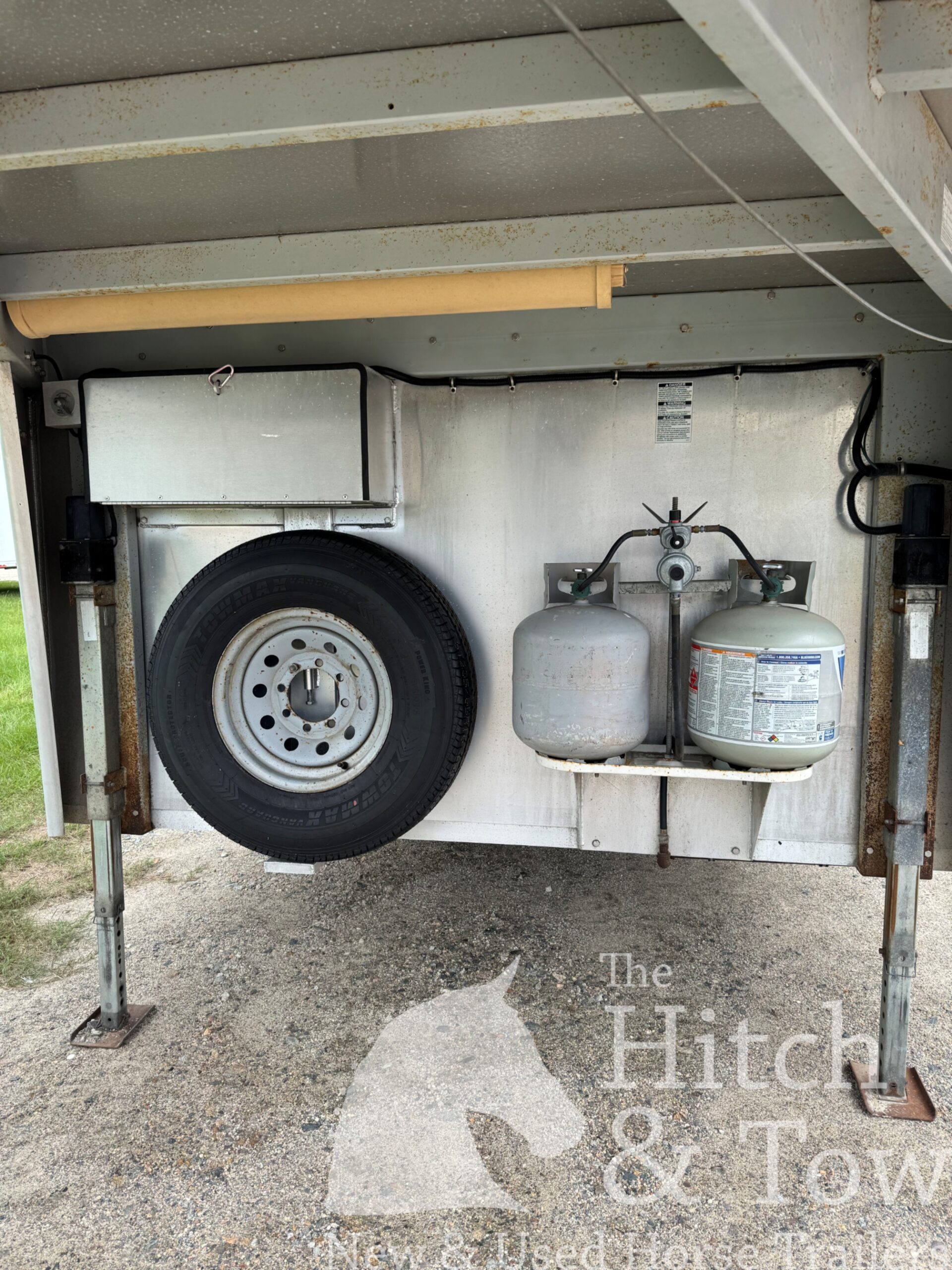 2006 SILVERLITE 3 HORSE GOOSENECK WITH 10′ LIVING QUARTERS $30,000