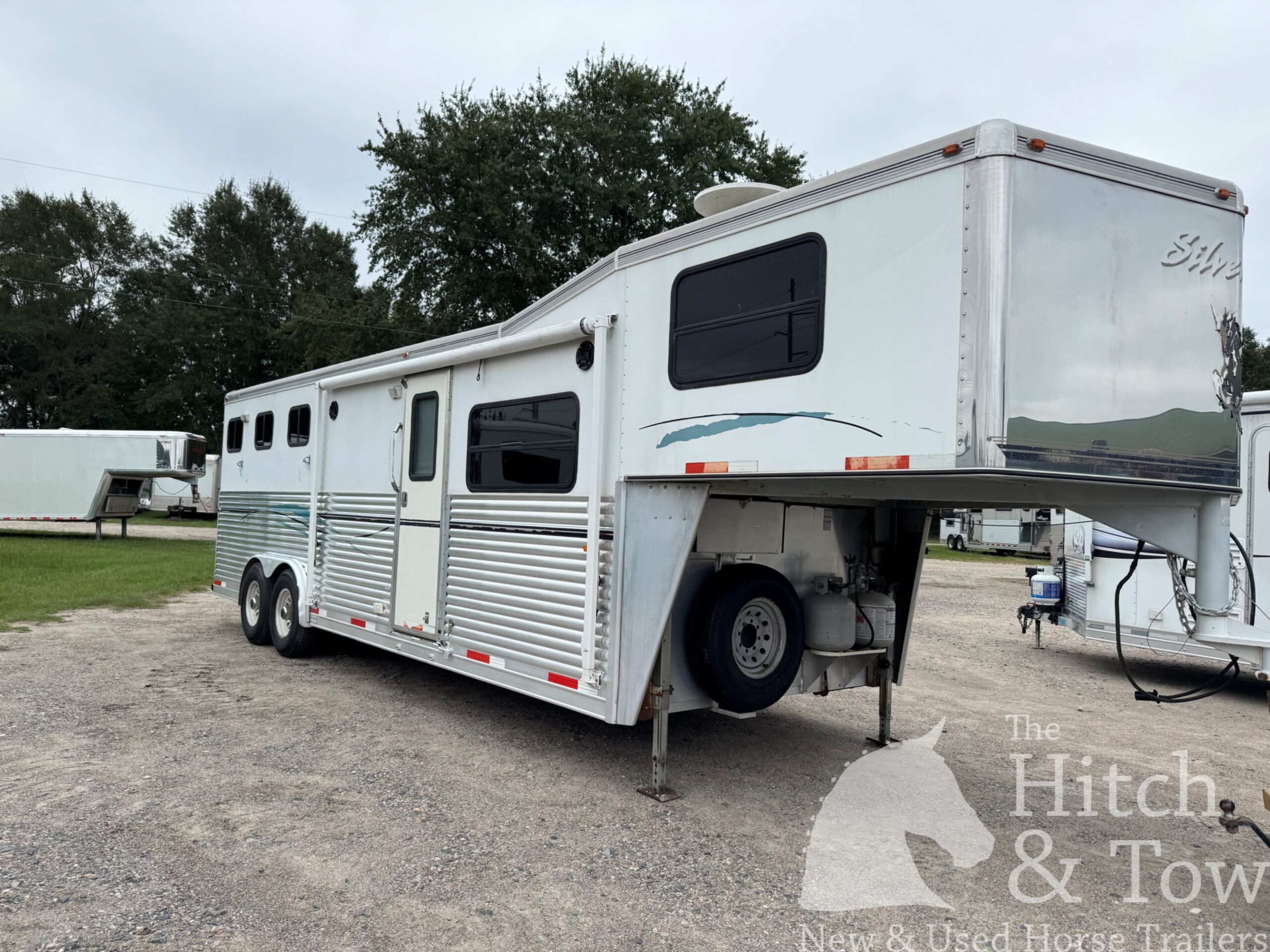 2006 SILVERLITE 3 HORSE GOOSENECK WITH 10′ LIVING QUARTERS $30,000