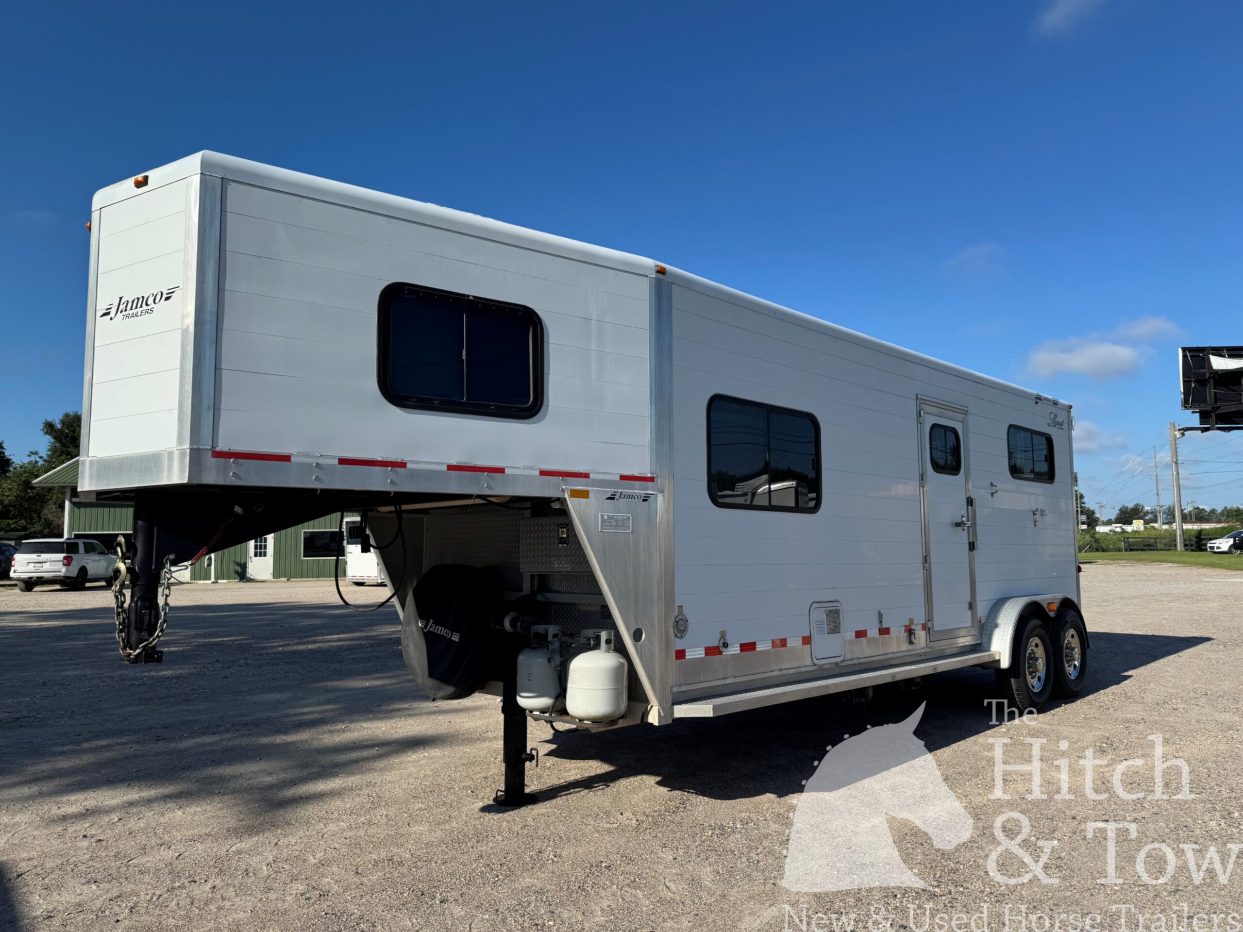 2007 JAMCO 2 HORSE STRAIGHT LOAD GOOSENECK WITH 9′ LQ! $37,500