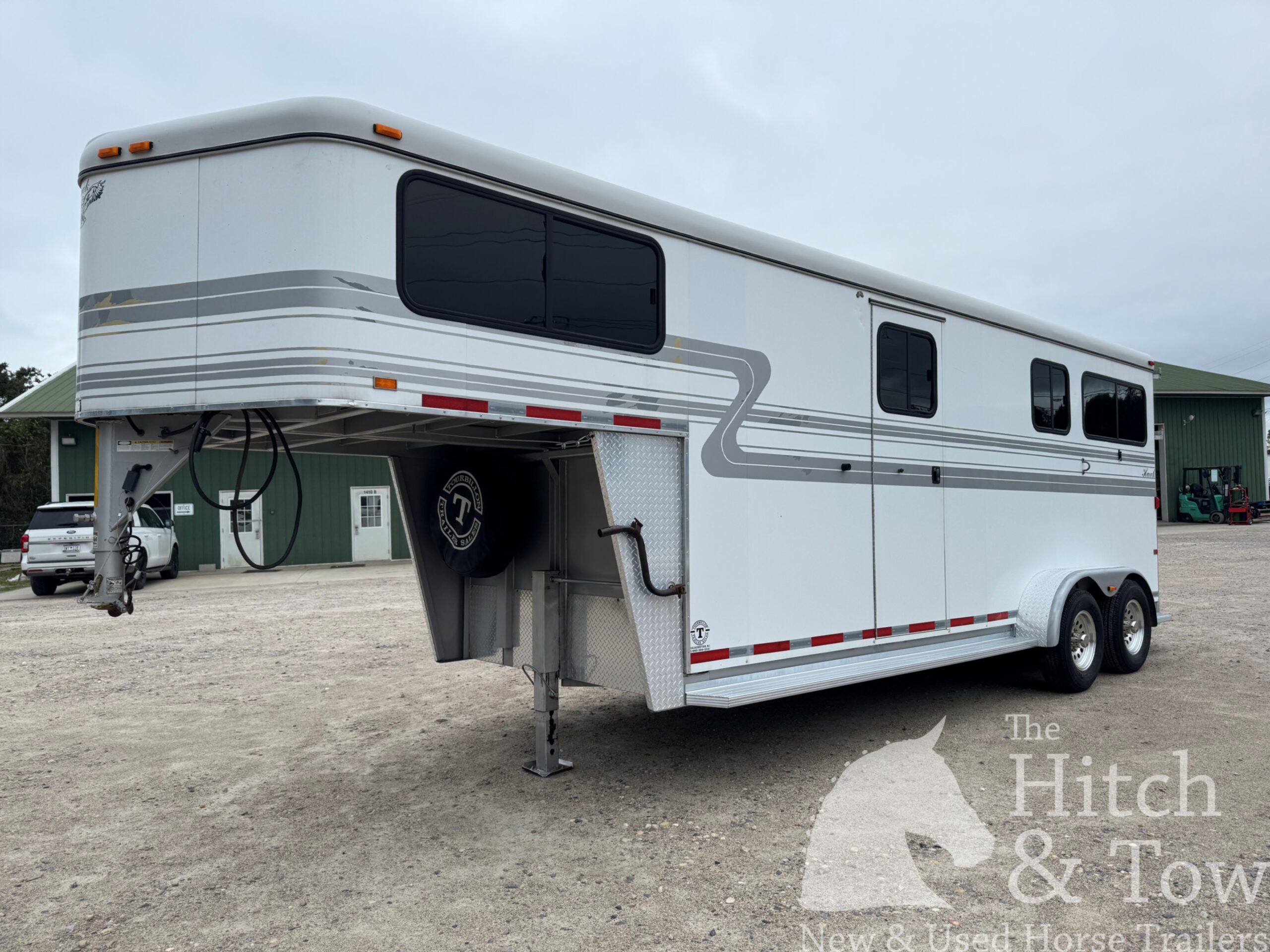 2007 HAWK 2 HORSE GOOSENECK TRAILER W/ SIDE RAMP AND DRESSING ROOM! $14,900