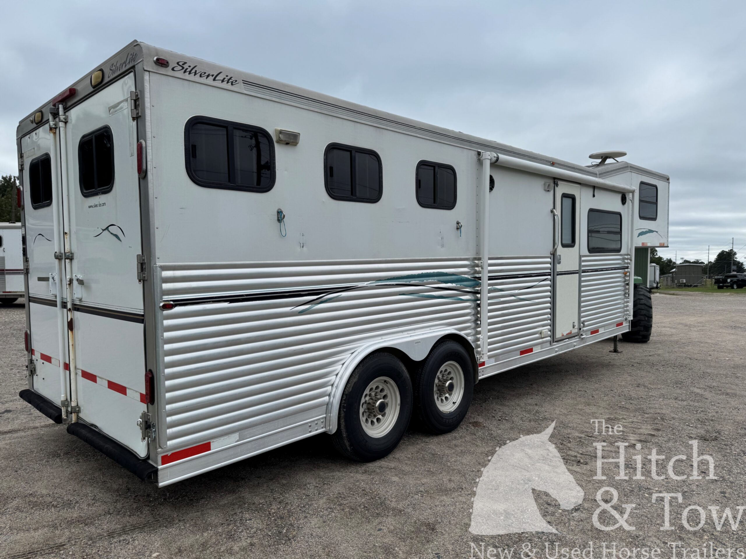 2006 SILVERLITE 3 HORSE GOOSENECK WITH 10′ LIVING QUARTERS $30,000