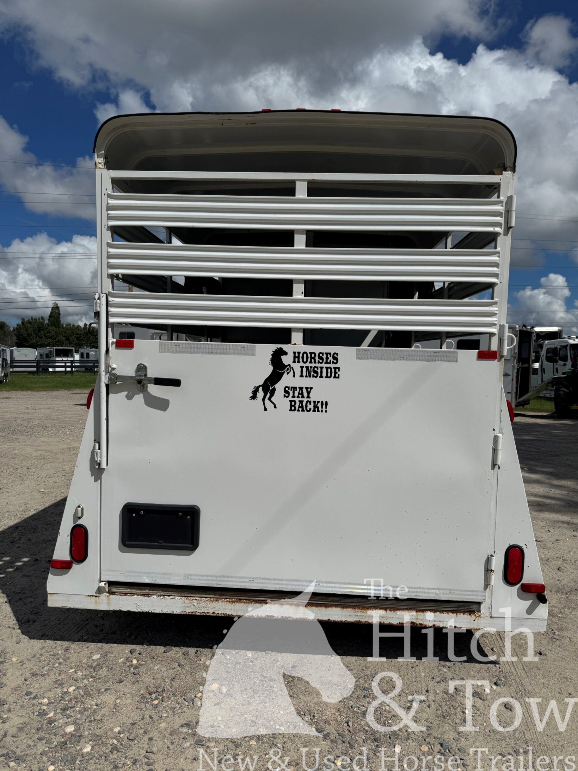 2015 BEE 2 HORSE STRAIGHT LOAD BUMPER PULL STOCK COMBO TRAILER $7,500
