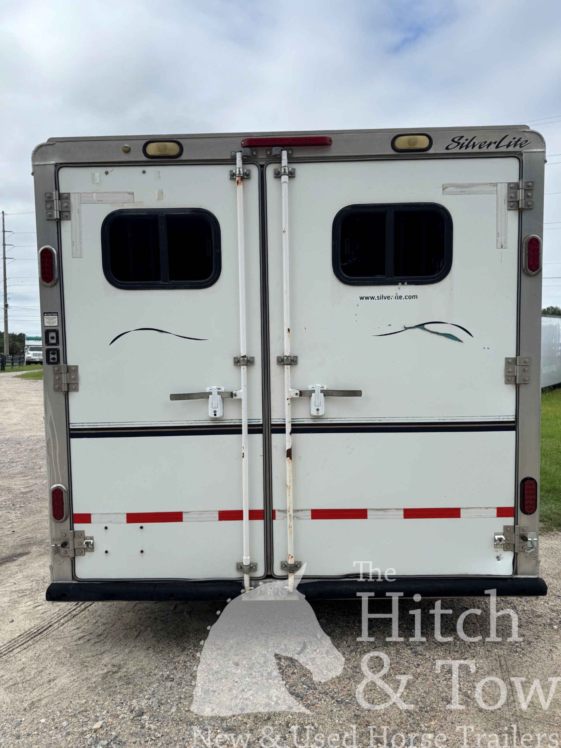 2006 SILVERLITE 3 HORSE GOOSENECK WITH 10′ LIVING QUARTERS $30,000