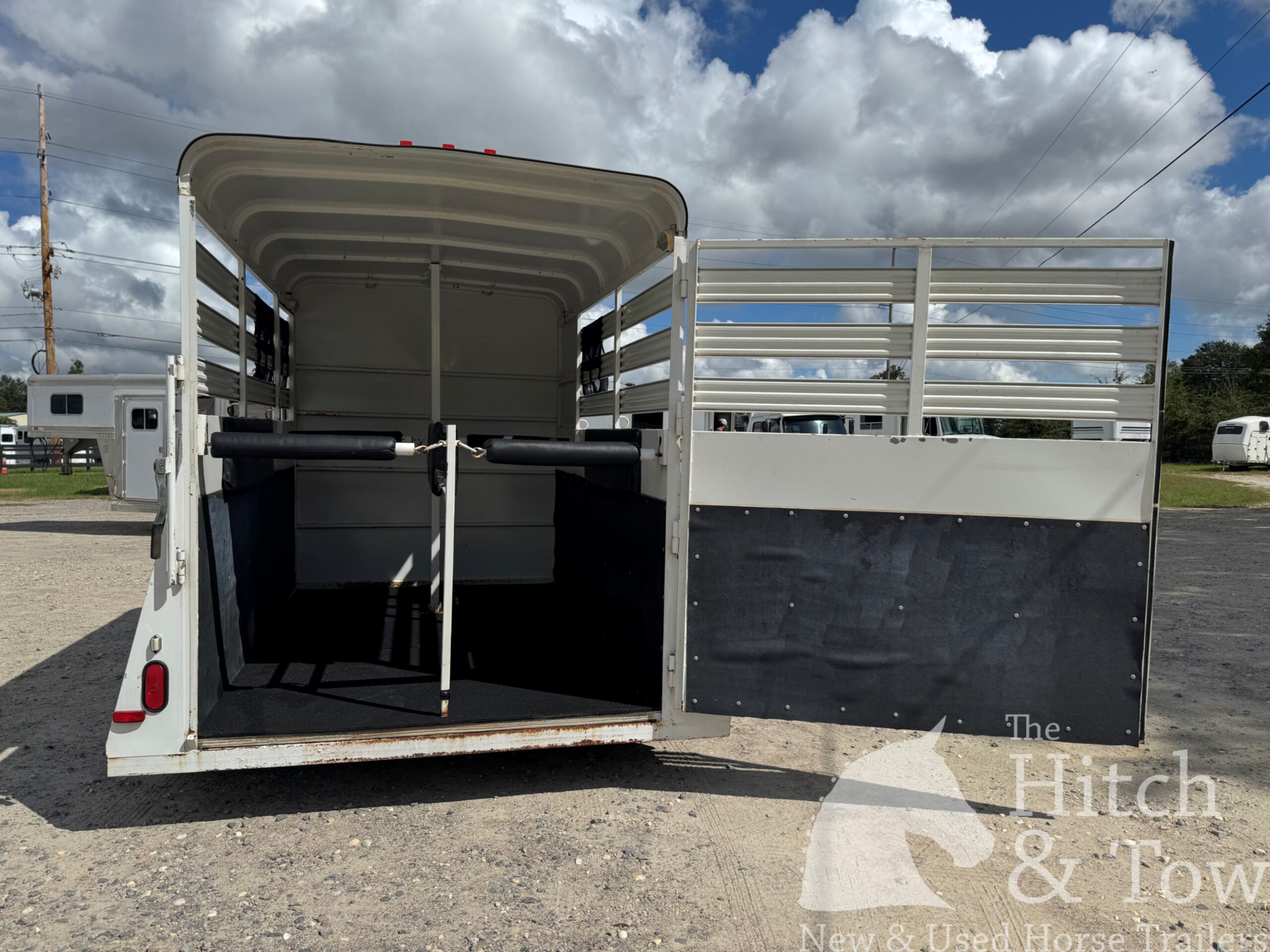 2015 BEE 2 HORSE STRAIGHT LOAD BUMPER PULL STOCK COMBO TRAILER $7,500