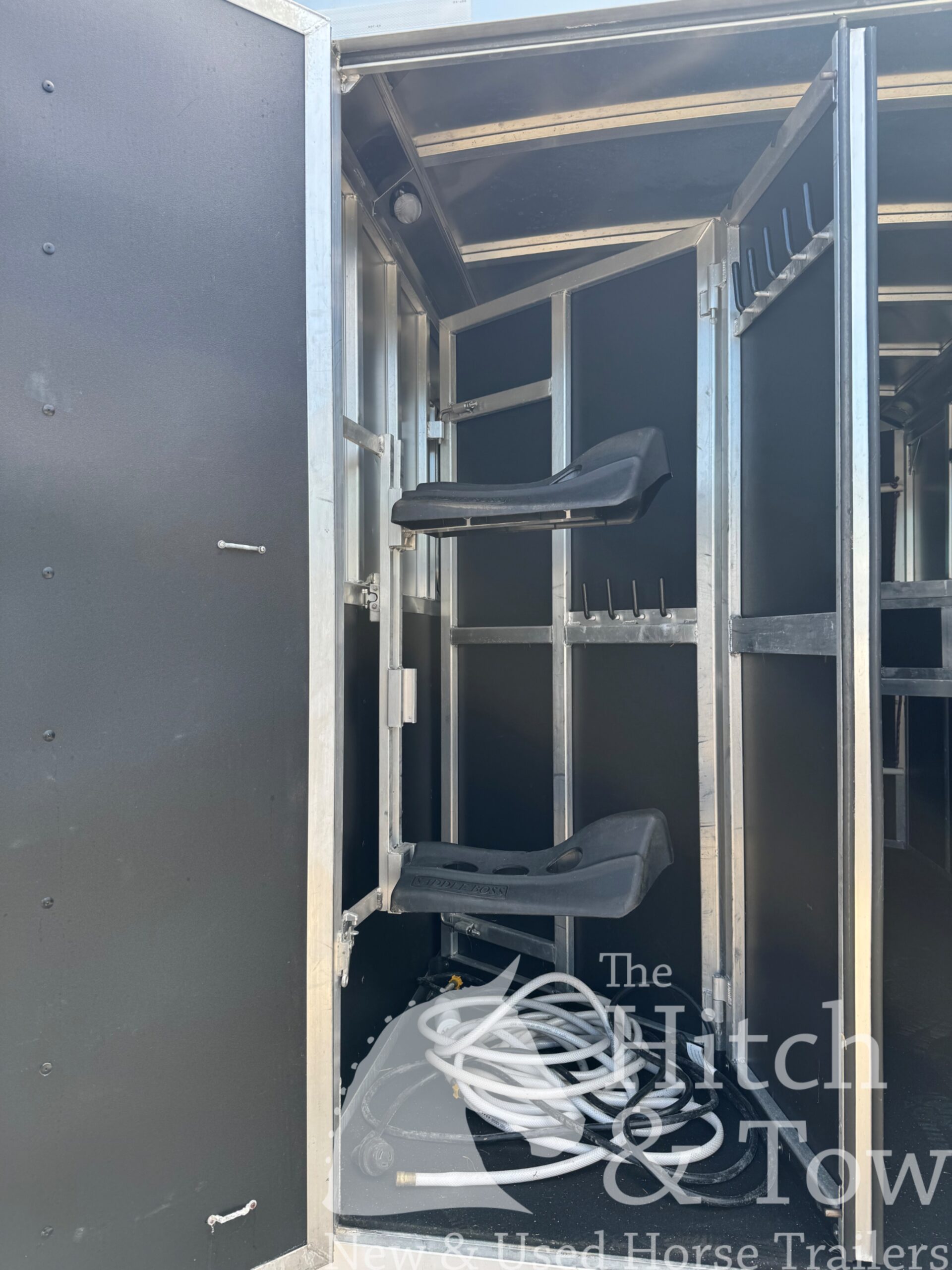 2022 SHADOW 3 HORSE SLANT LOAD LIVING QUARTERS TRAILER W/ UPGRADES & SLIDE OUT! $54,000