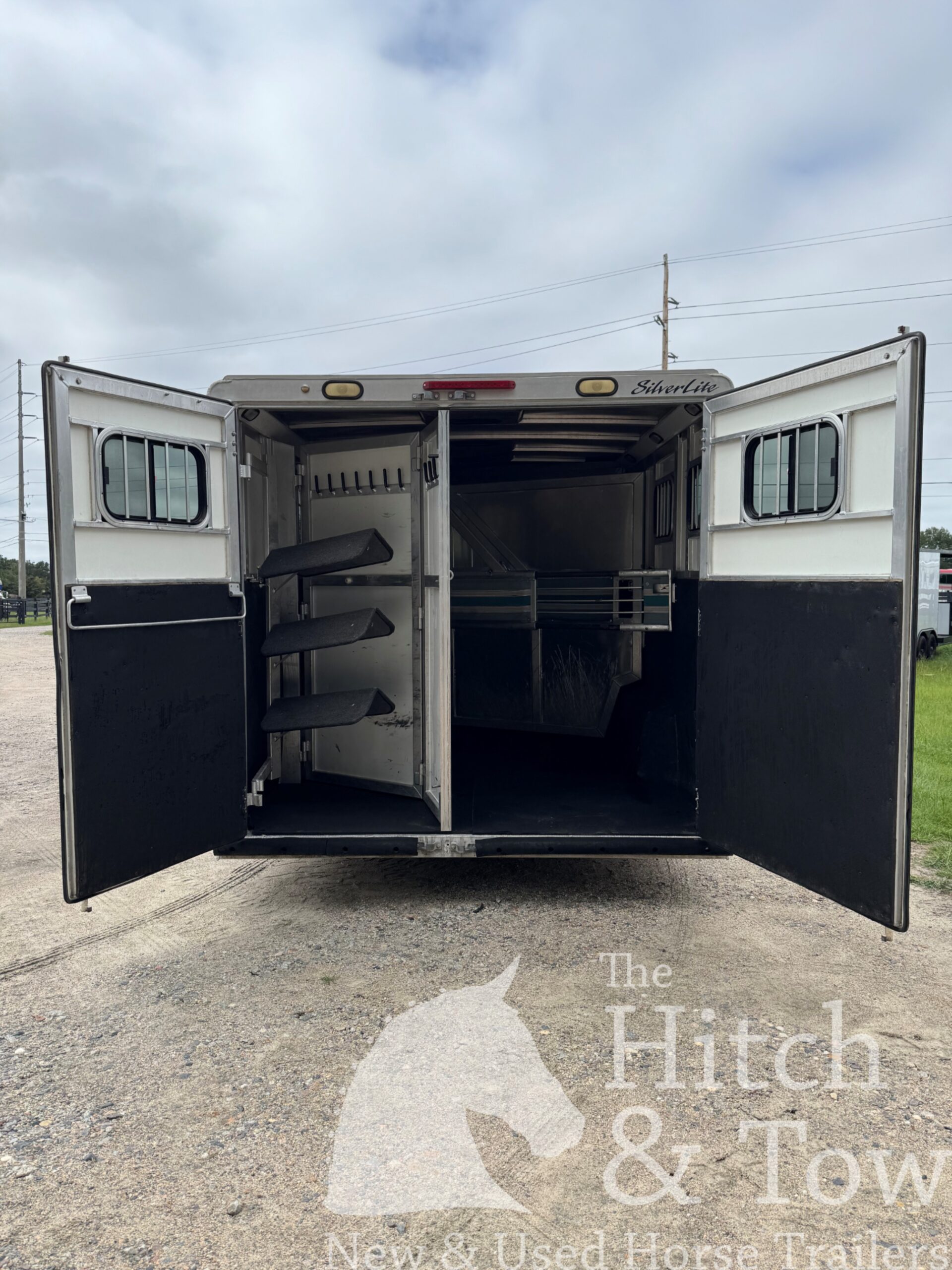 2006 SILVERLITE 3 HORSE GOOSENECK WITH 10′ LIVING QUARTERS $30,000