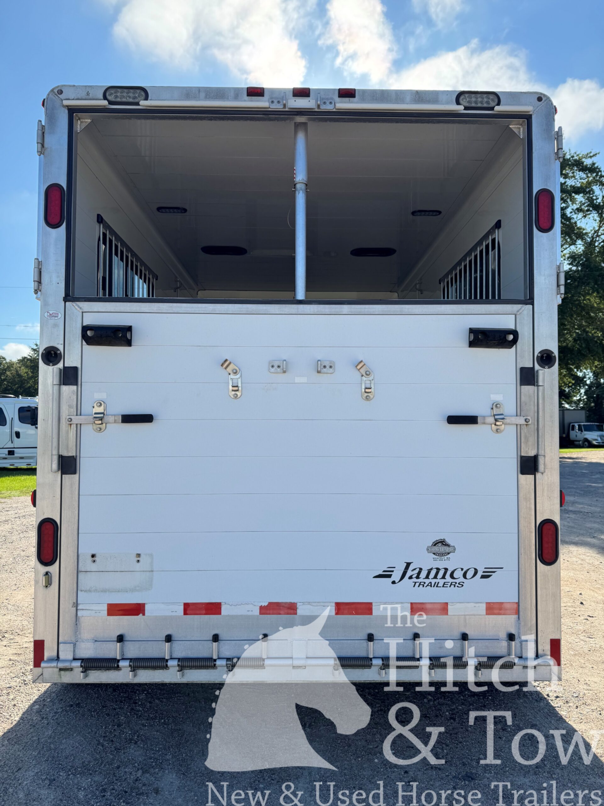 2007 JAMCO 2 HORSE STRAIGHT LOAD GOOSENECK WITH 9′ LQ! $37,500