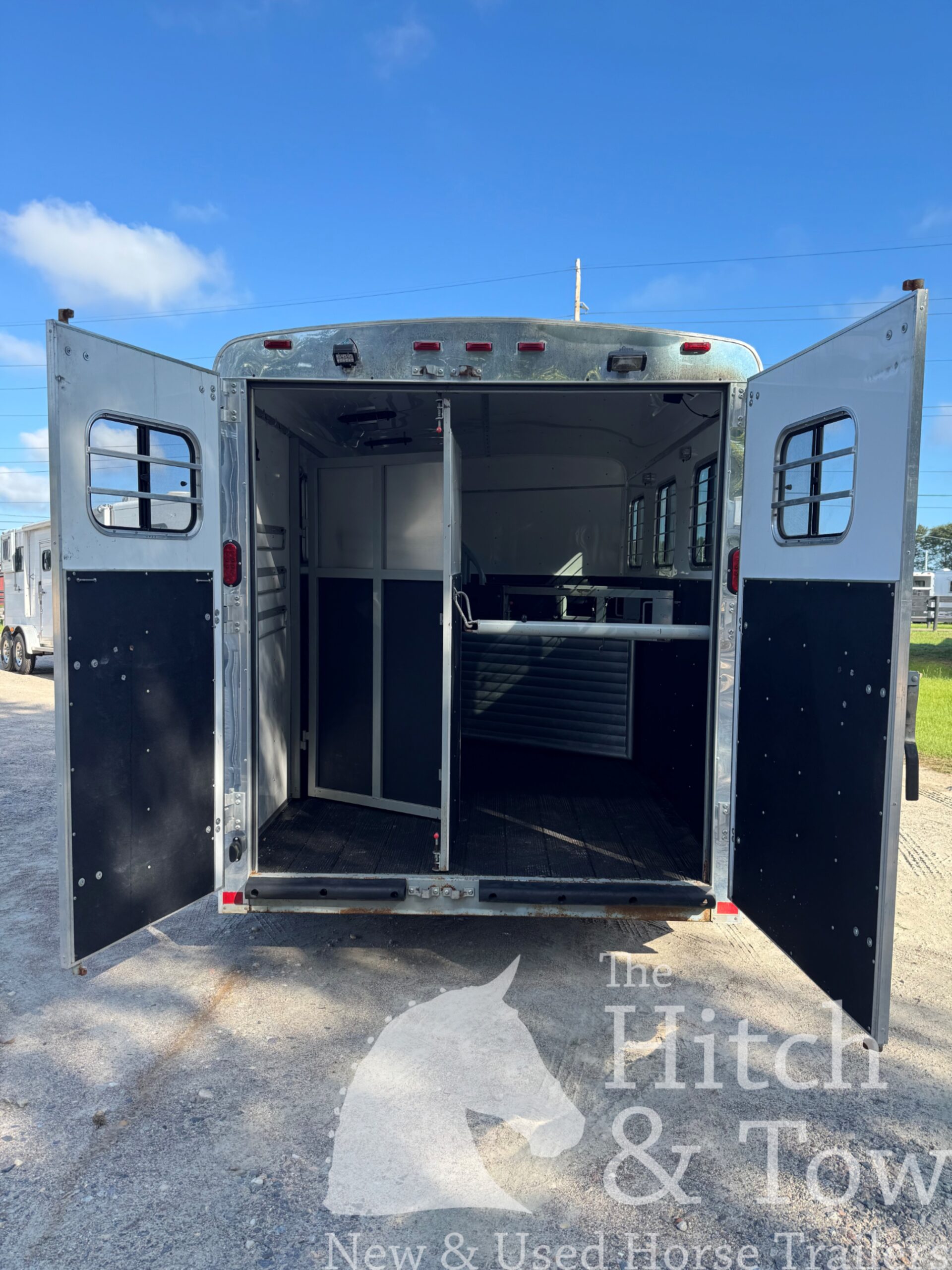 2011 HOMESTEADER 3 HORSE SLANT BUMPER PULL W/ DRESSING ROOM $12,900