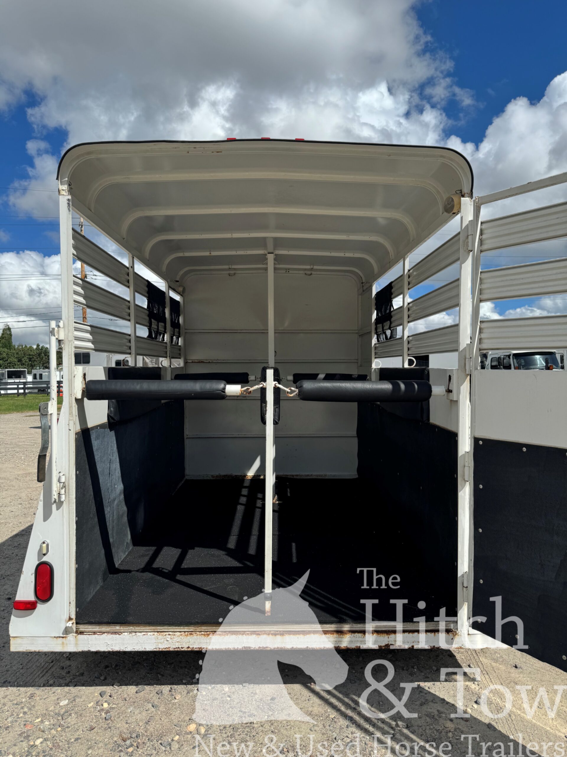 2015 BEE 2 HORSE STRAIGHT LOAD BUMPER PULL STOCK COMBO TRAILER $7,500