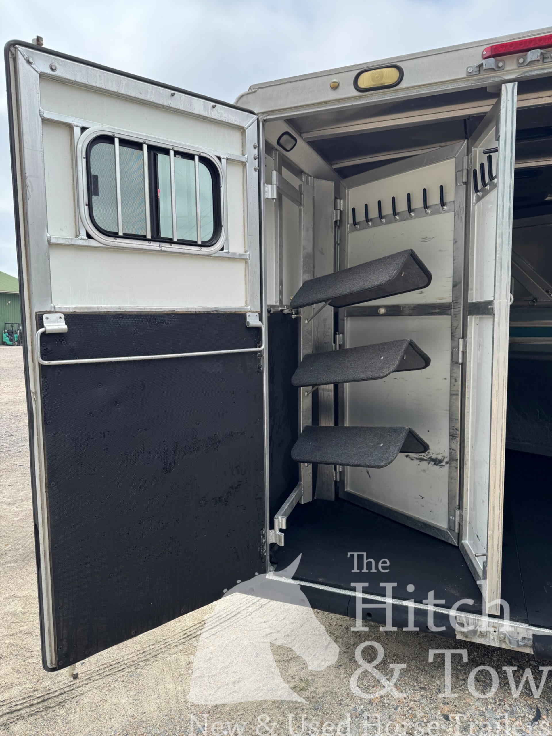 2006 SILVERLITE 3 HORSE GOOSENECK WITH 10′ LIVING QUARTERS $30,000