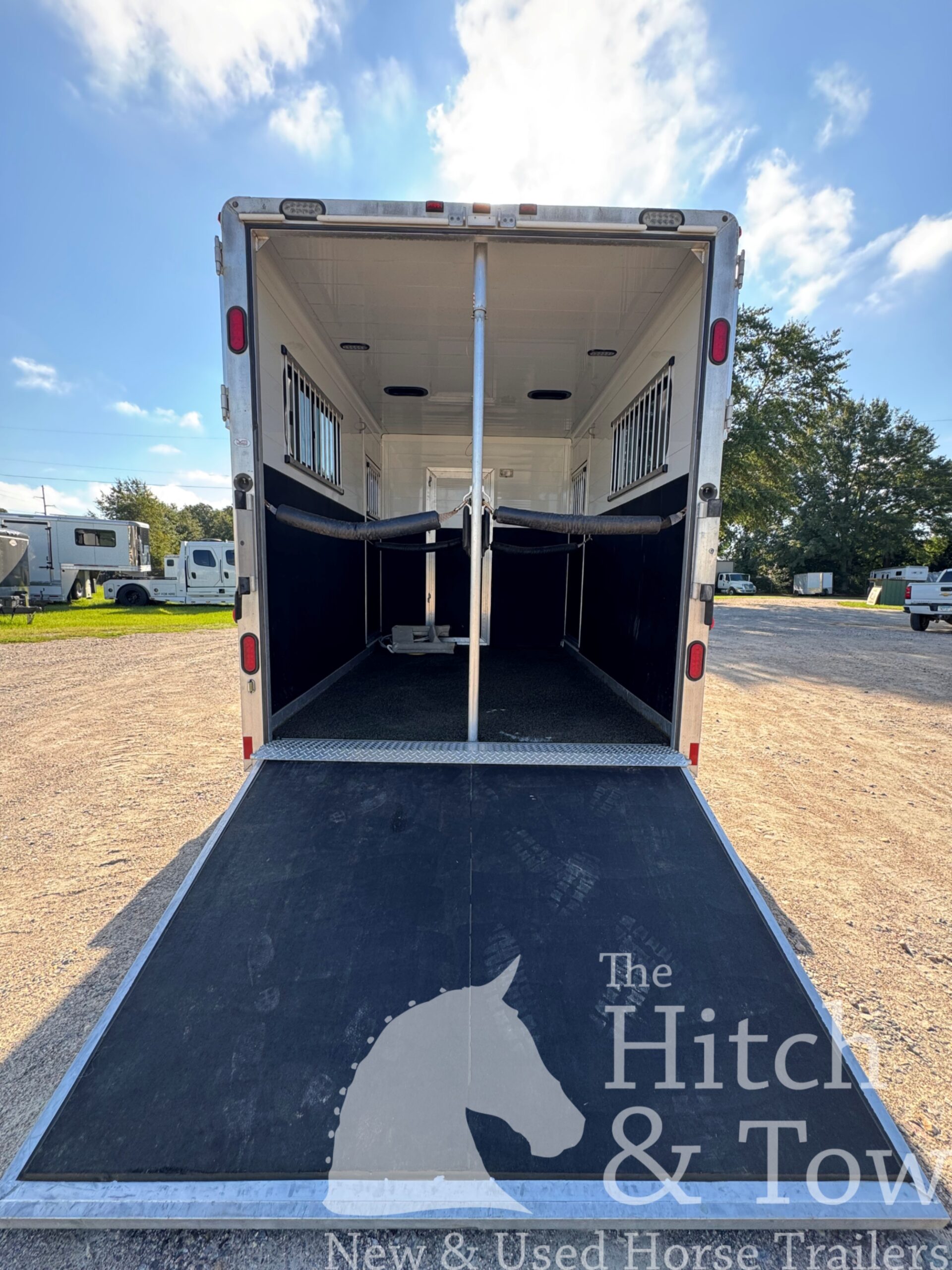 2007 JAMCO 2 HORSE STRAIGHT LOAD GOOSENECK WITH 9′ LQ! $37,500