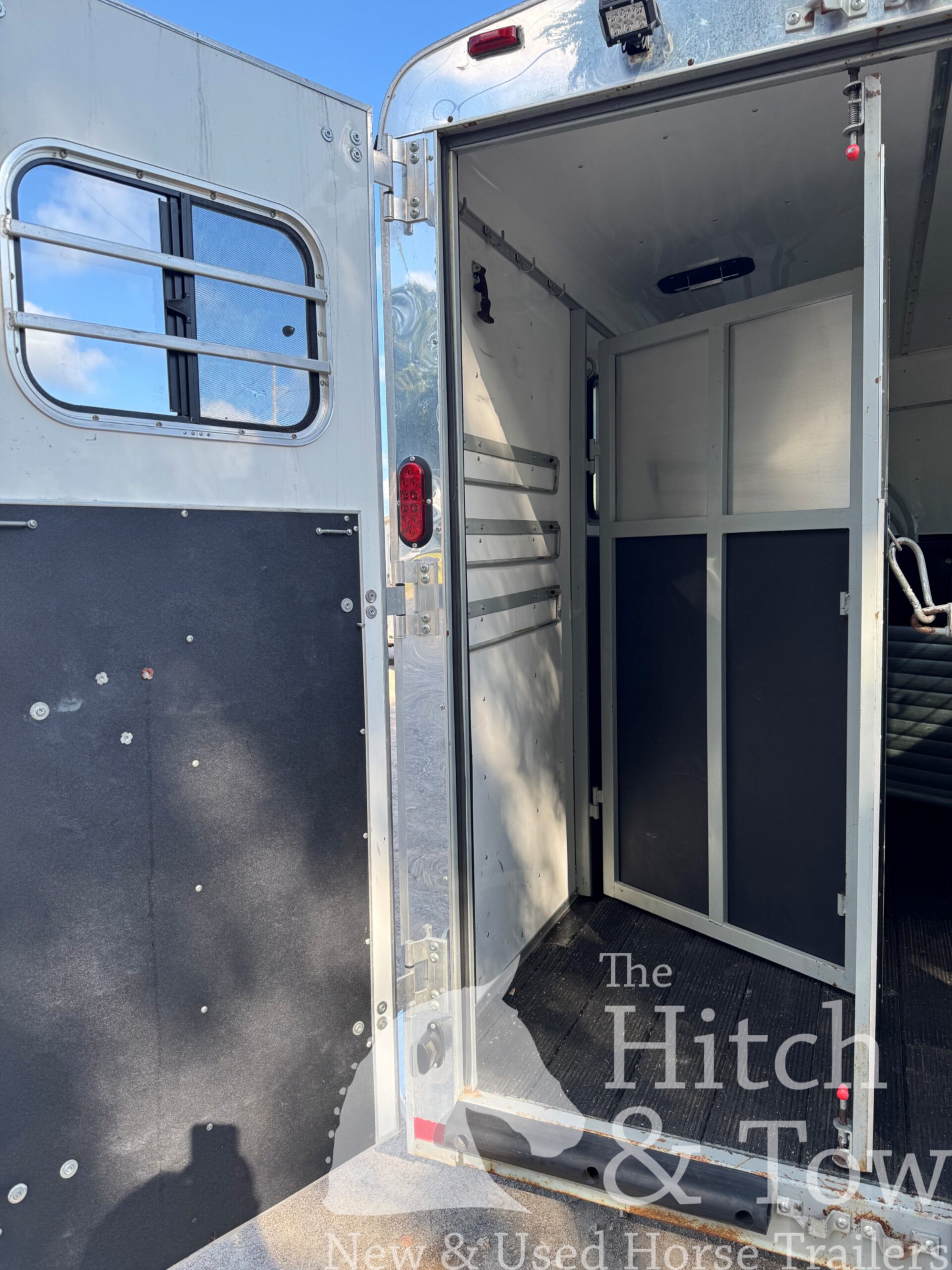 2011 HOMESTEADER 3 HORSE SLANT BUMPER PULL W/ DRESSING ROOM $12,900