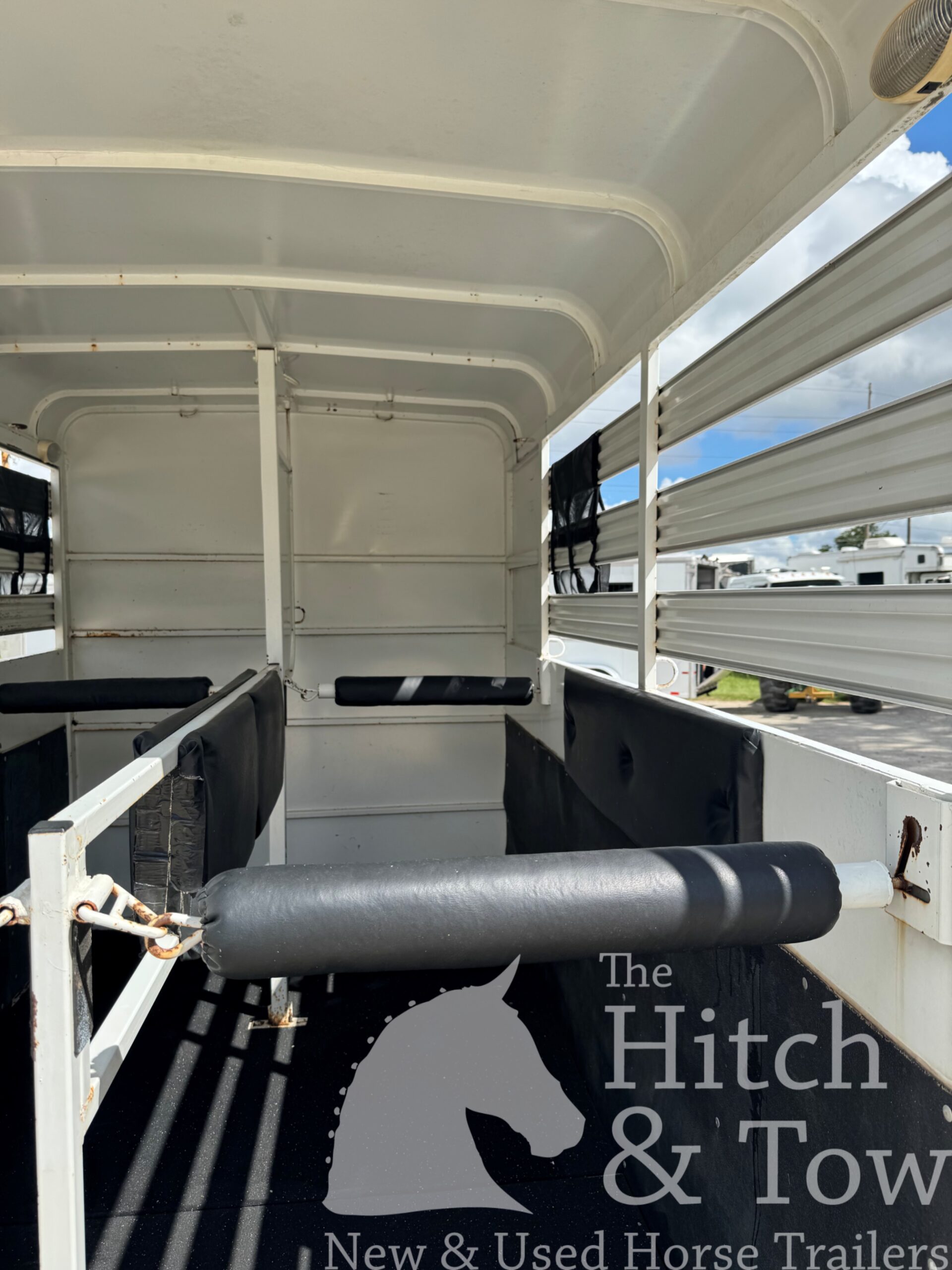 2015 BEE 2 HORSE STRAIGHT LOAD BUMPER PULL STOCK COMBO TRAILER $7,500