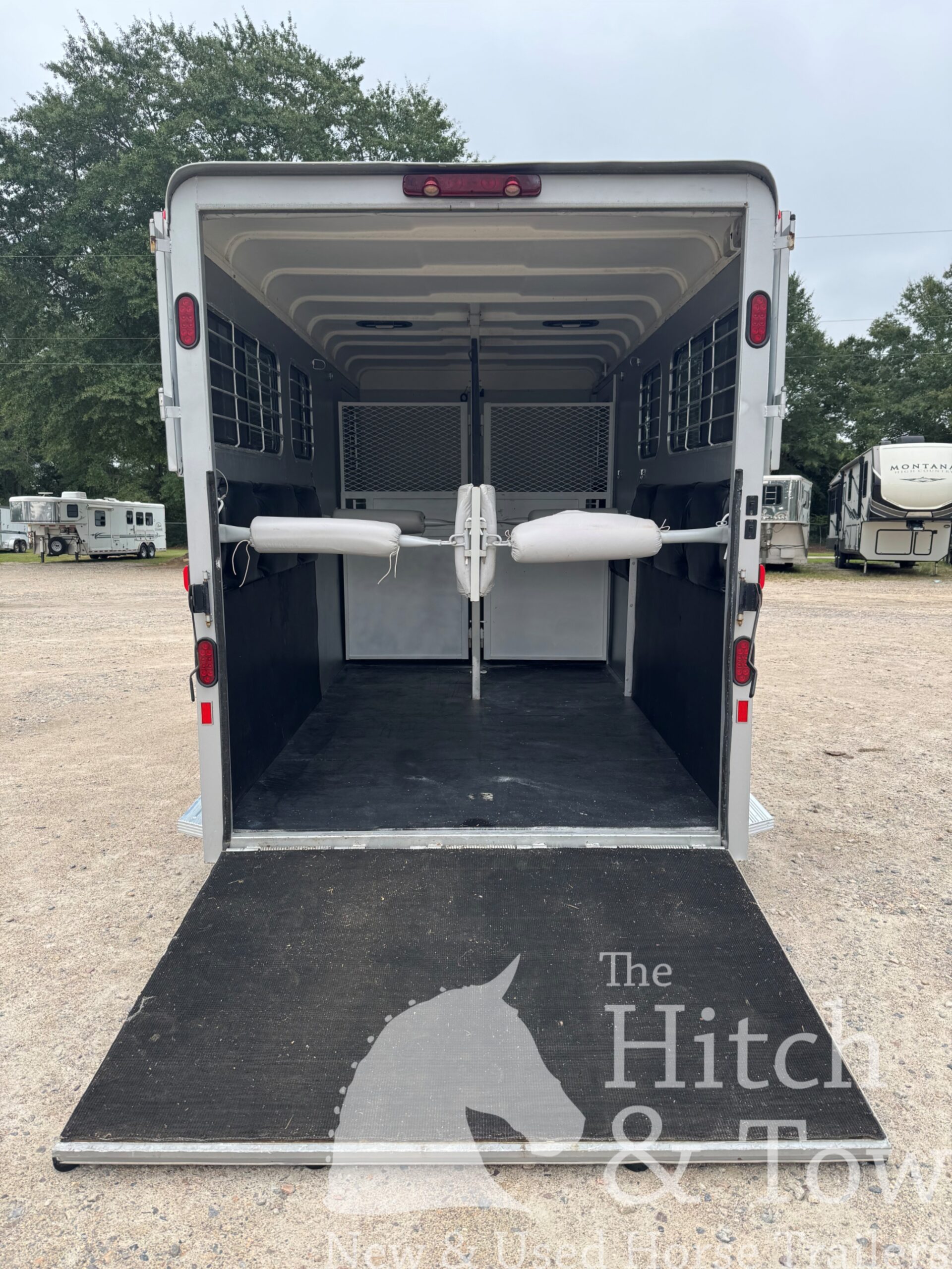 2007 HAWK 2 HORSE GOOSENECK TRAILER W/ SIDE RAMP AND DRESSING ROOM! $14,900