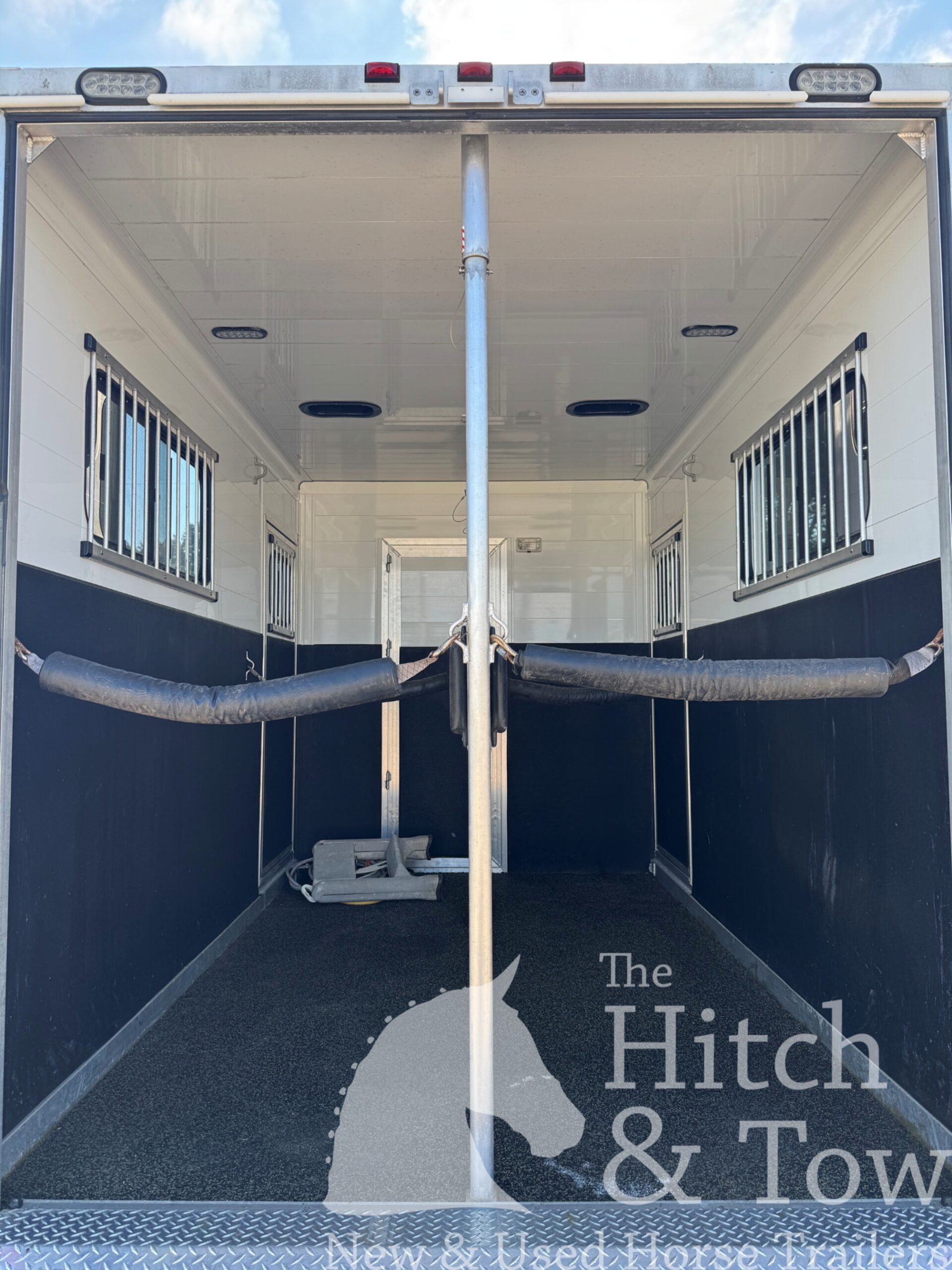 2007 JAMCO 2 HORSE STRAIGHT LOAD GOOSENECK WITH 9′ LQ! $37,500