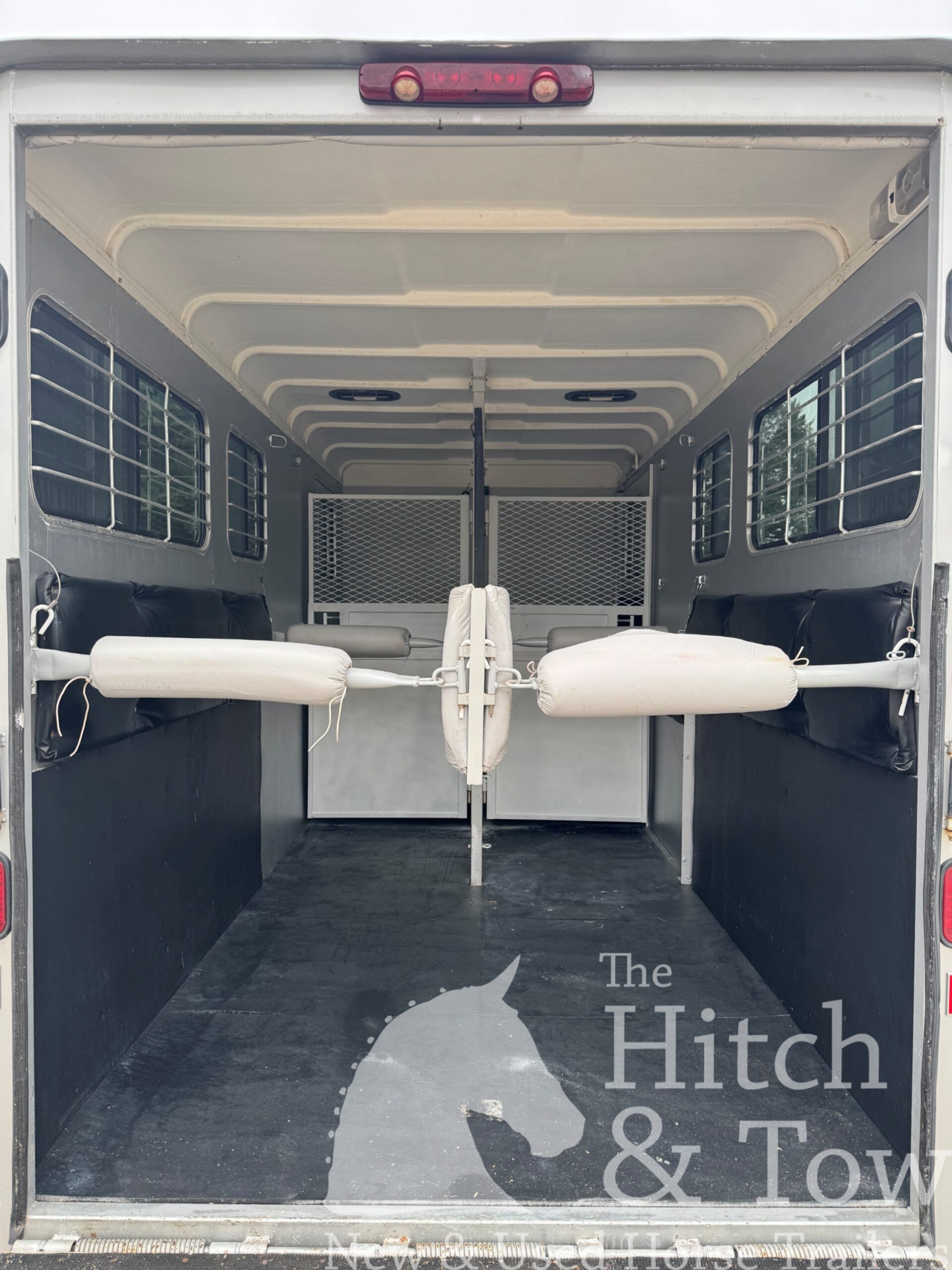 2007 HAWK 2 HORSE GOOSENECK TRAILER W/ SIDE RAMP AND DRESSING ROOM! $14,900